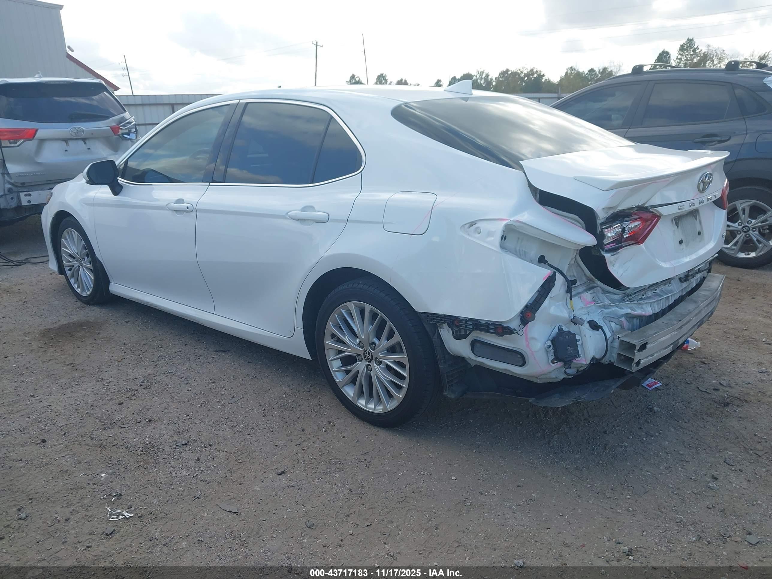 TOYOTA CAMRY image 3