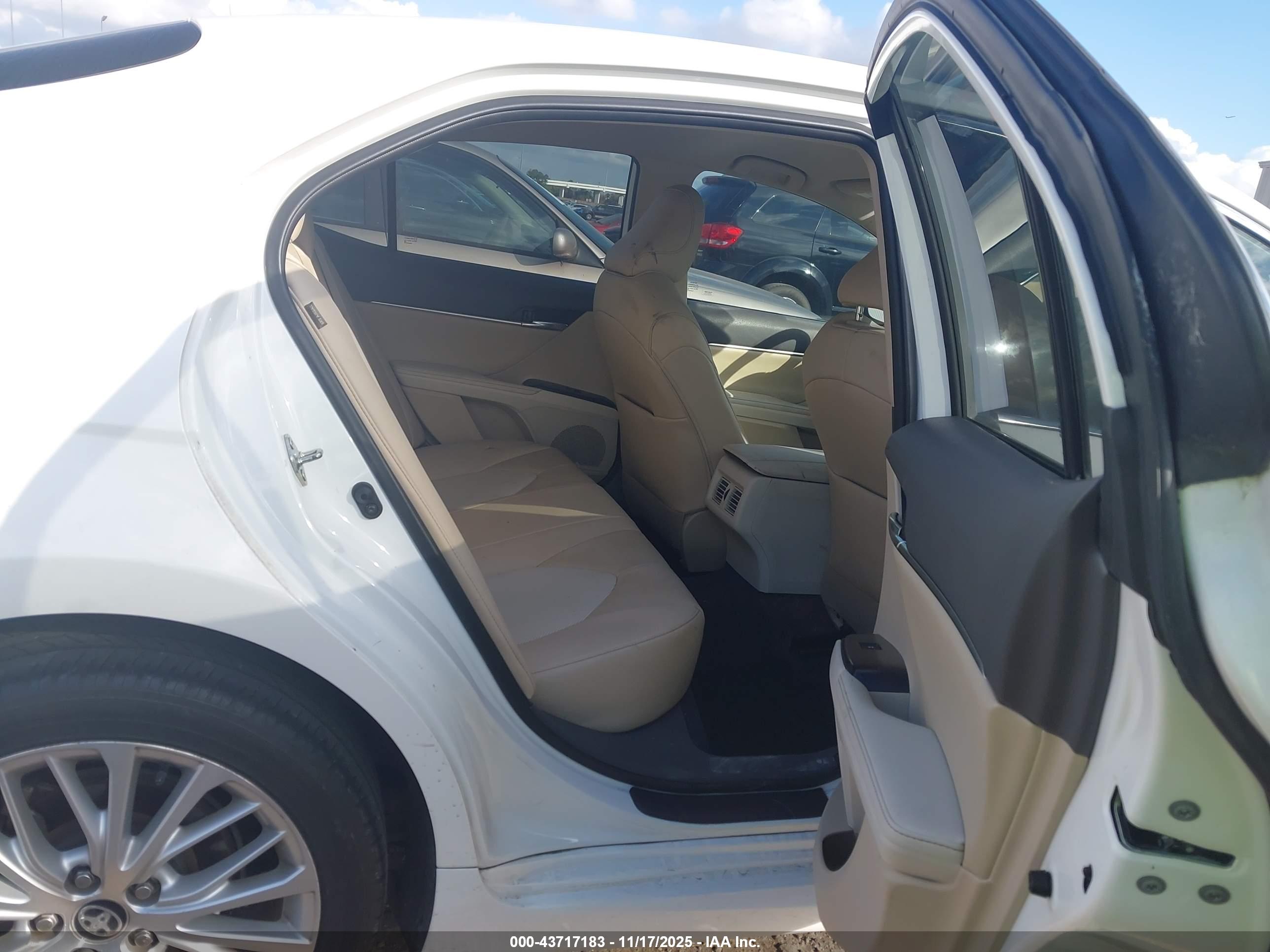 TOYOTA CAMRY image 8