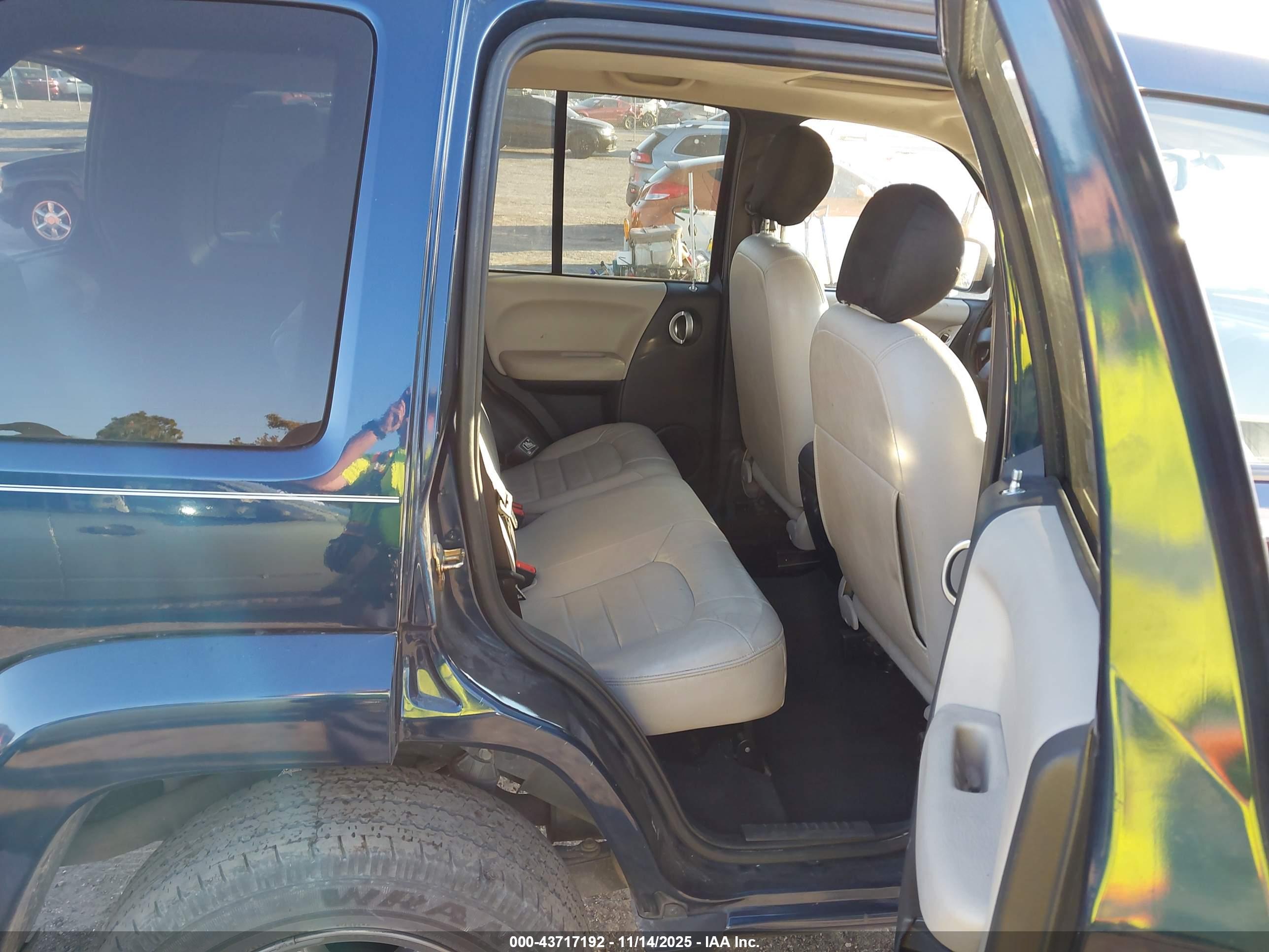 JEEP LIBERTY image 8