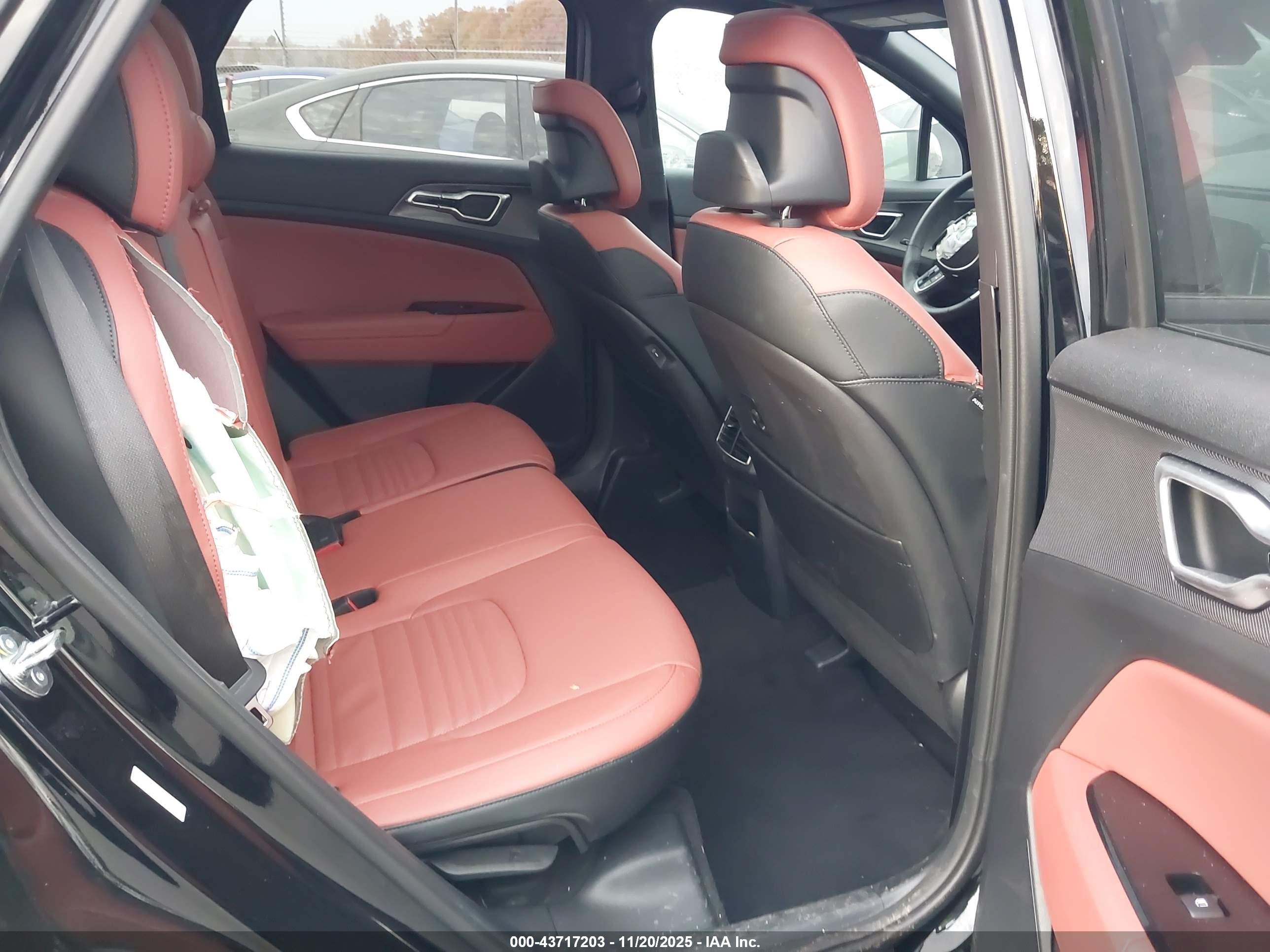KIA SPORTAGE image 8