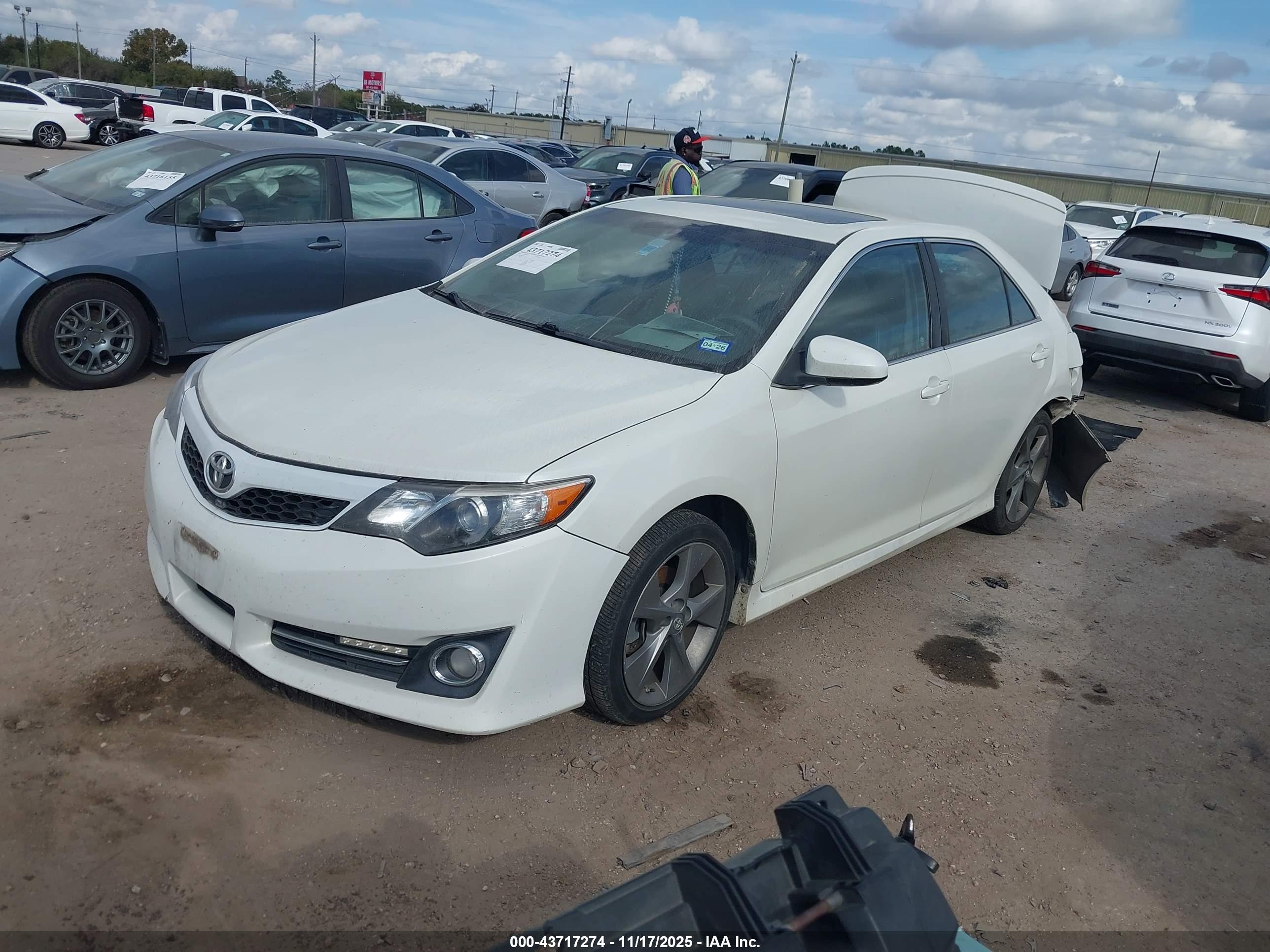 TOYOTA CAMRY image 2