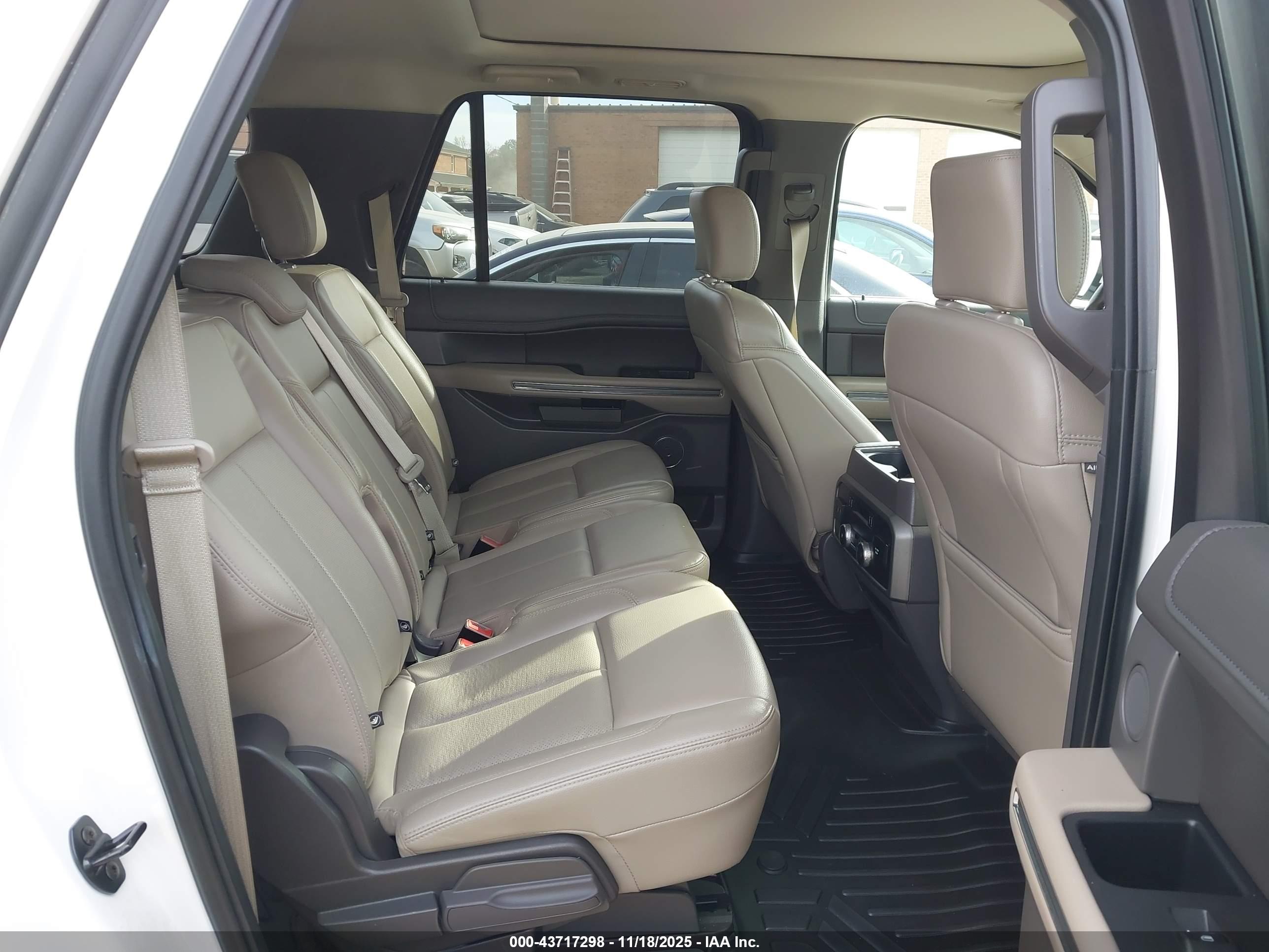 FORD EXPEDITION image 8