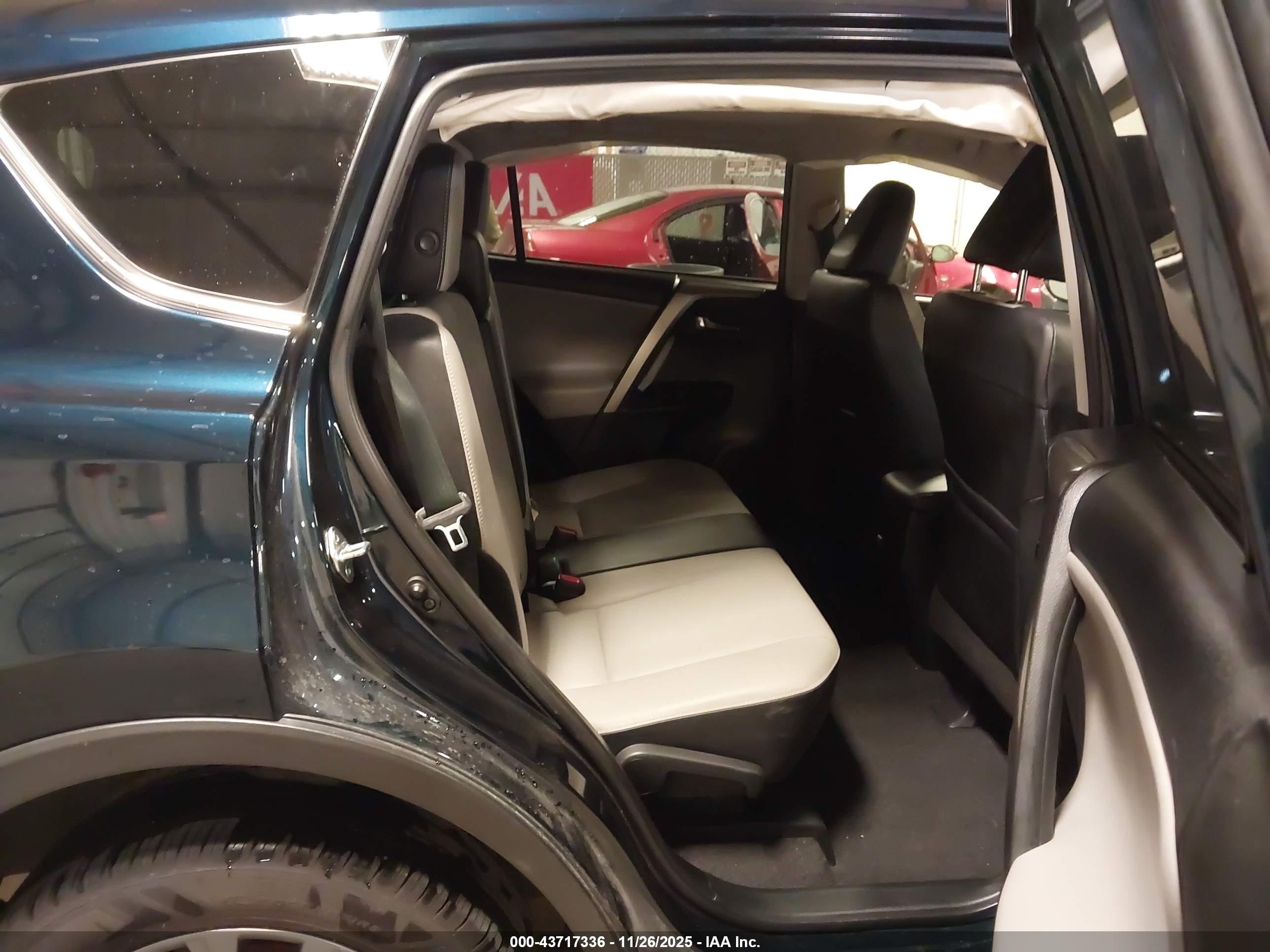 TOYOTA RAV4 image 8