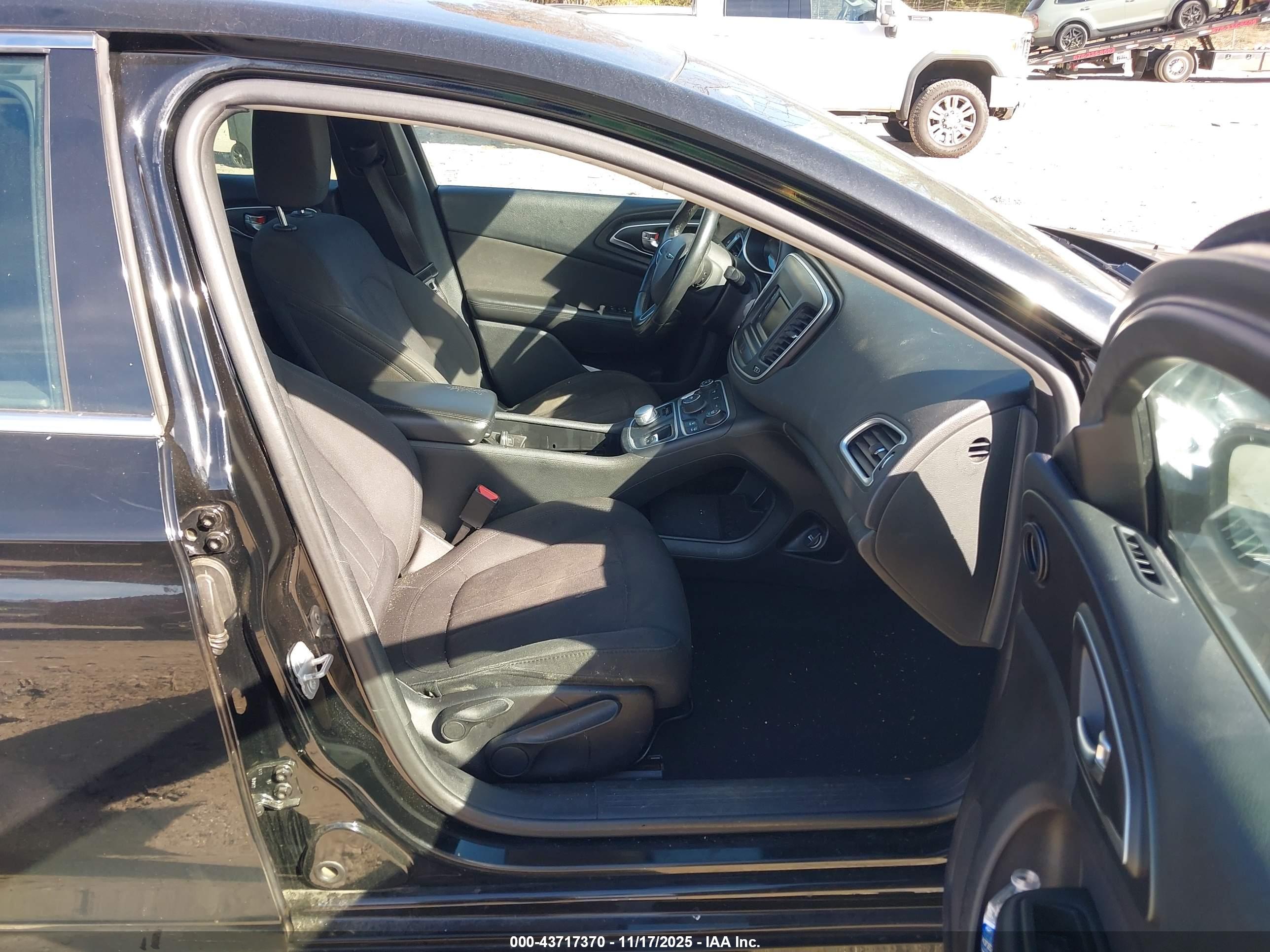 CHRYSLER 200 image 5