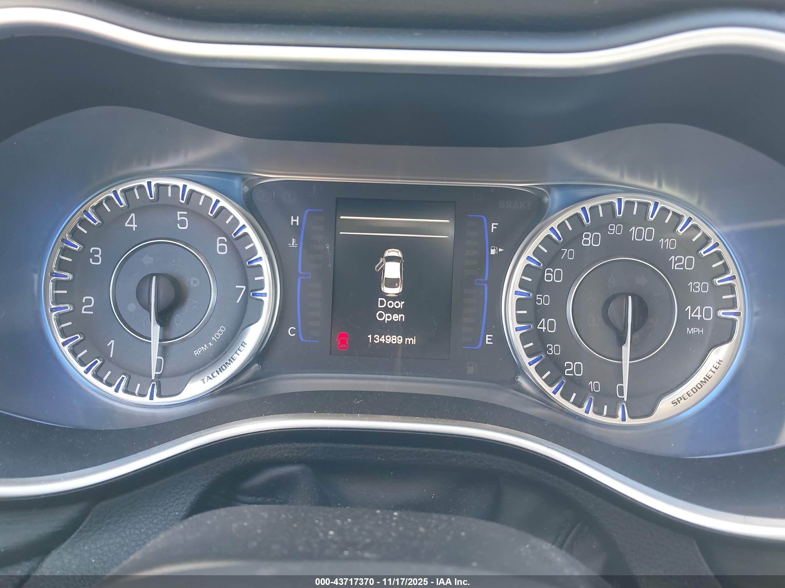 CHRYSLER 200 image 7