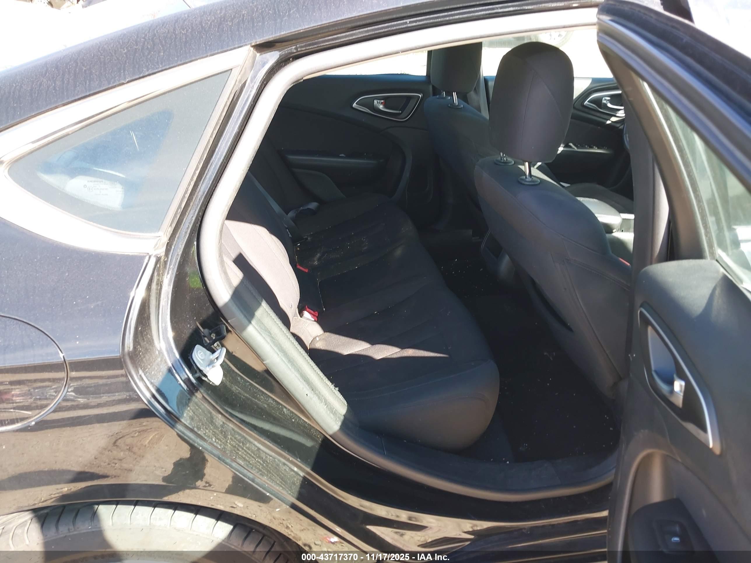 CHRYSLER 200 image 8