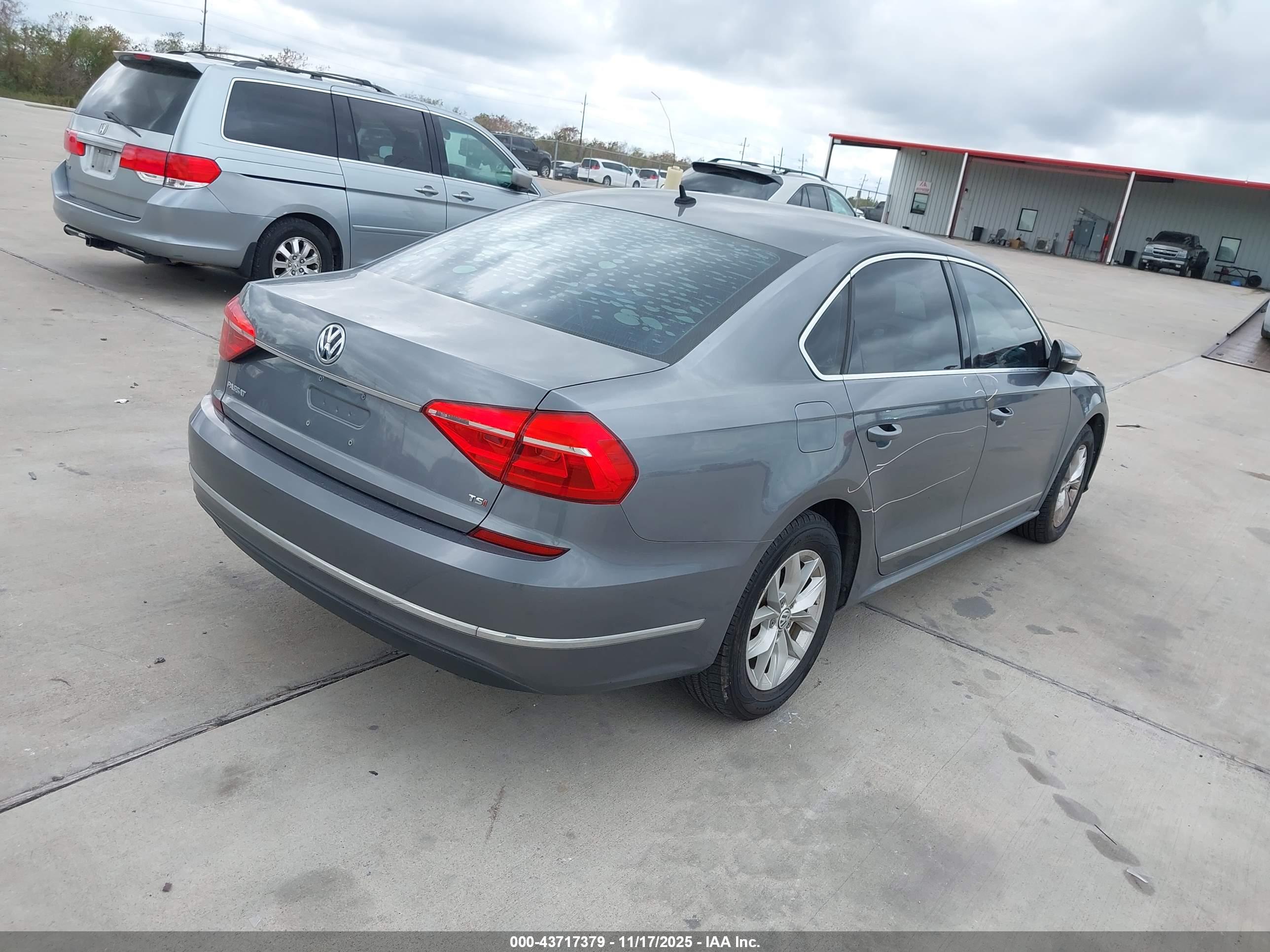 VOLKSWAGEN PASSAT image 4