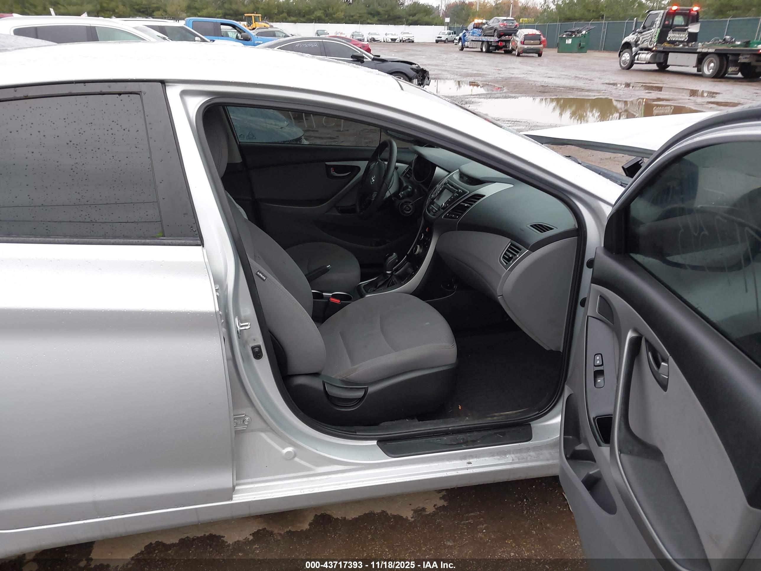 HYUNDAI ELANTRA image 5