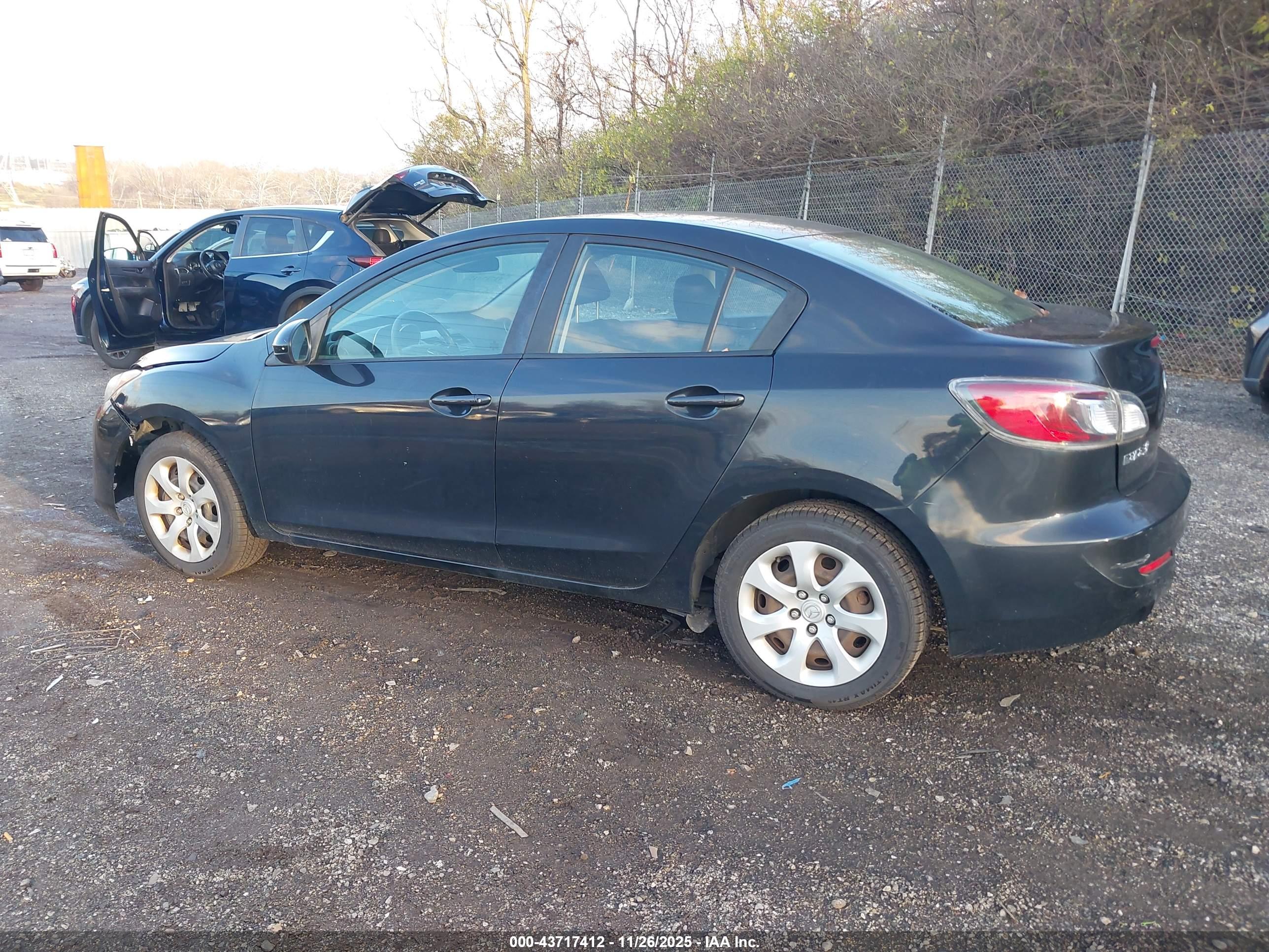 MAZDA MAZDA3 image 3
