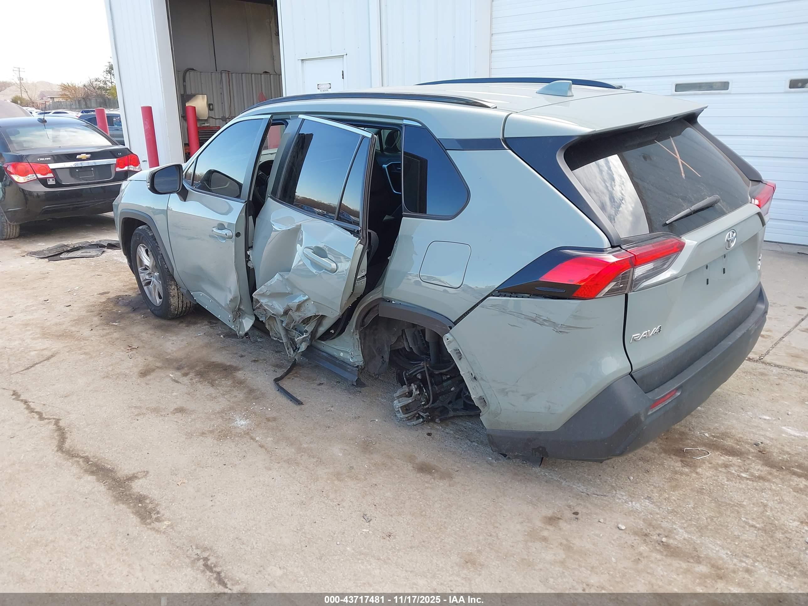 TOYOTA RAV4 image 3