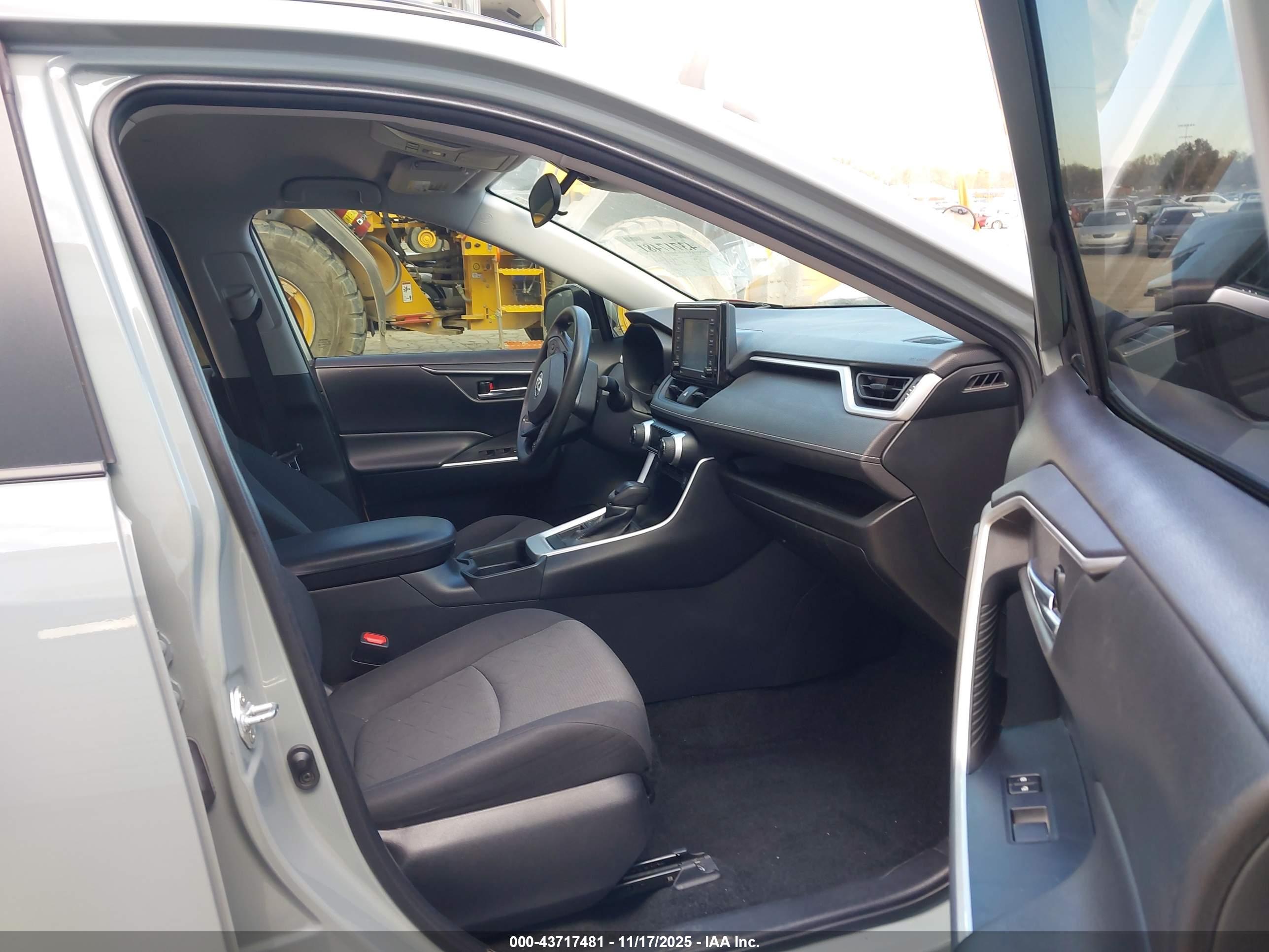 TOYOTA RAV4 image 5
