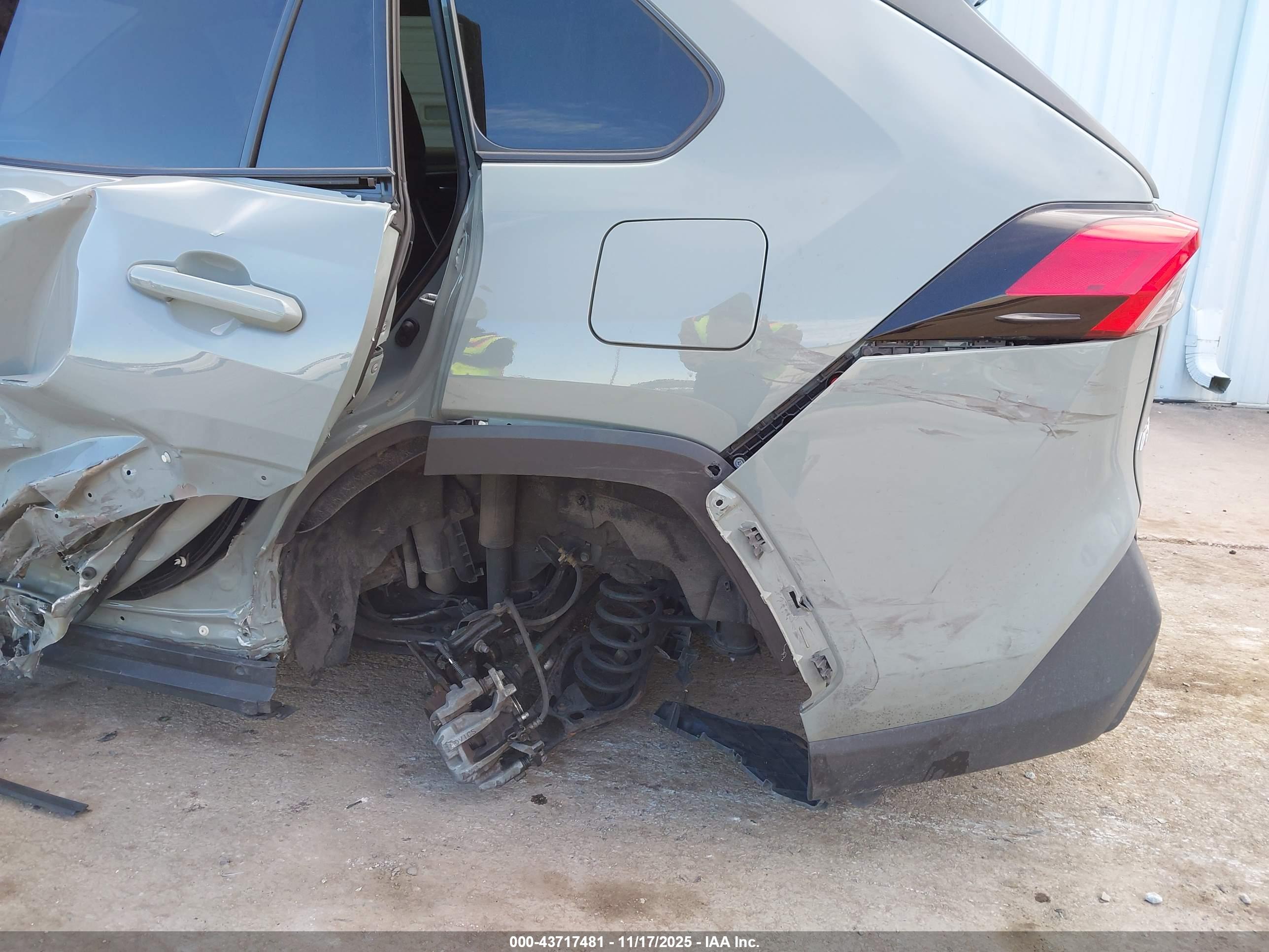 TOYOTA RAV4 image 6
