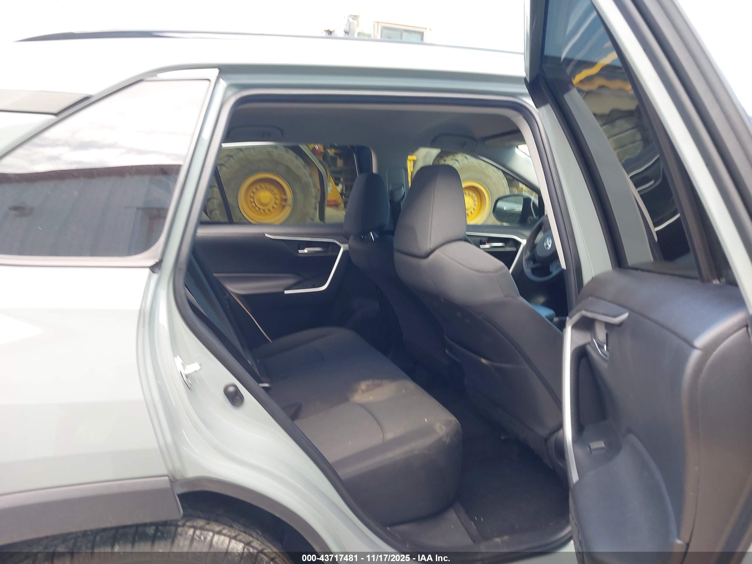 TOYOTA RAV4 image 8