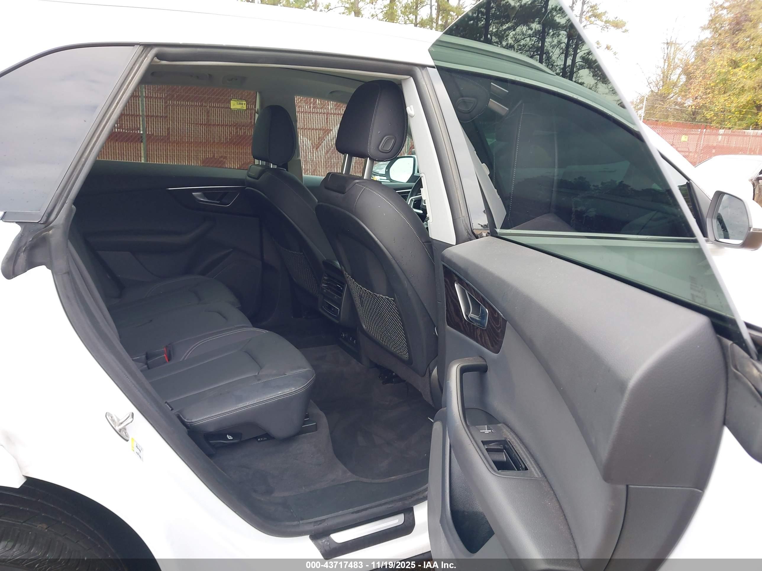 AUDI Q8 image 8