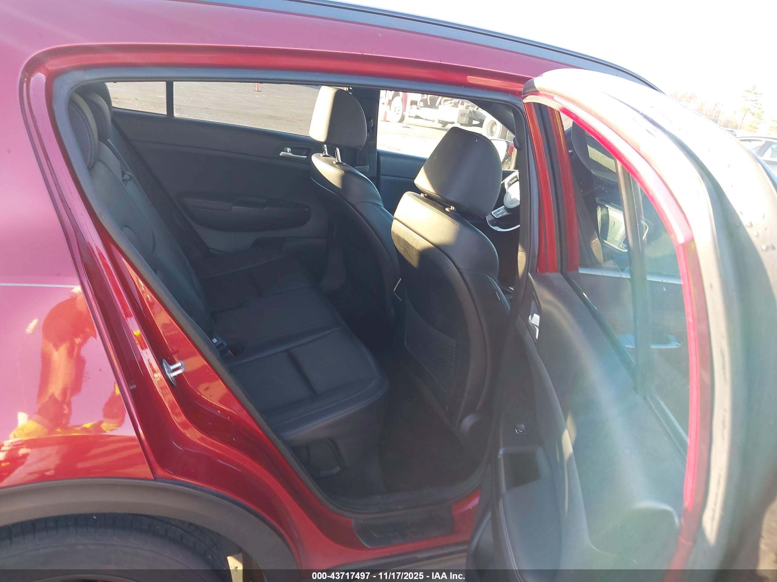 KIA SPORTAGE image 8