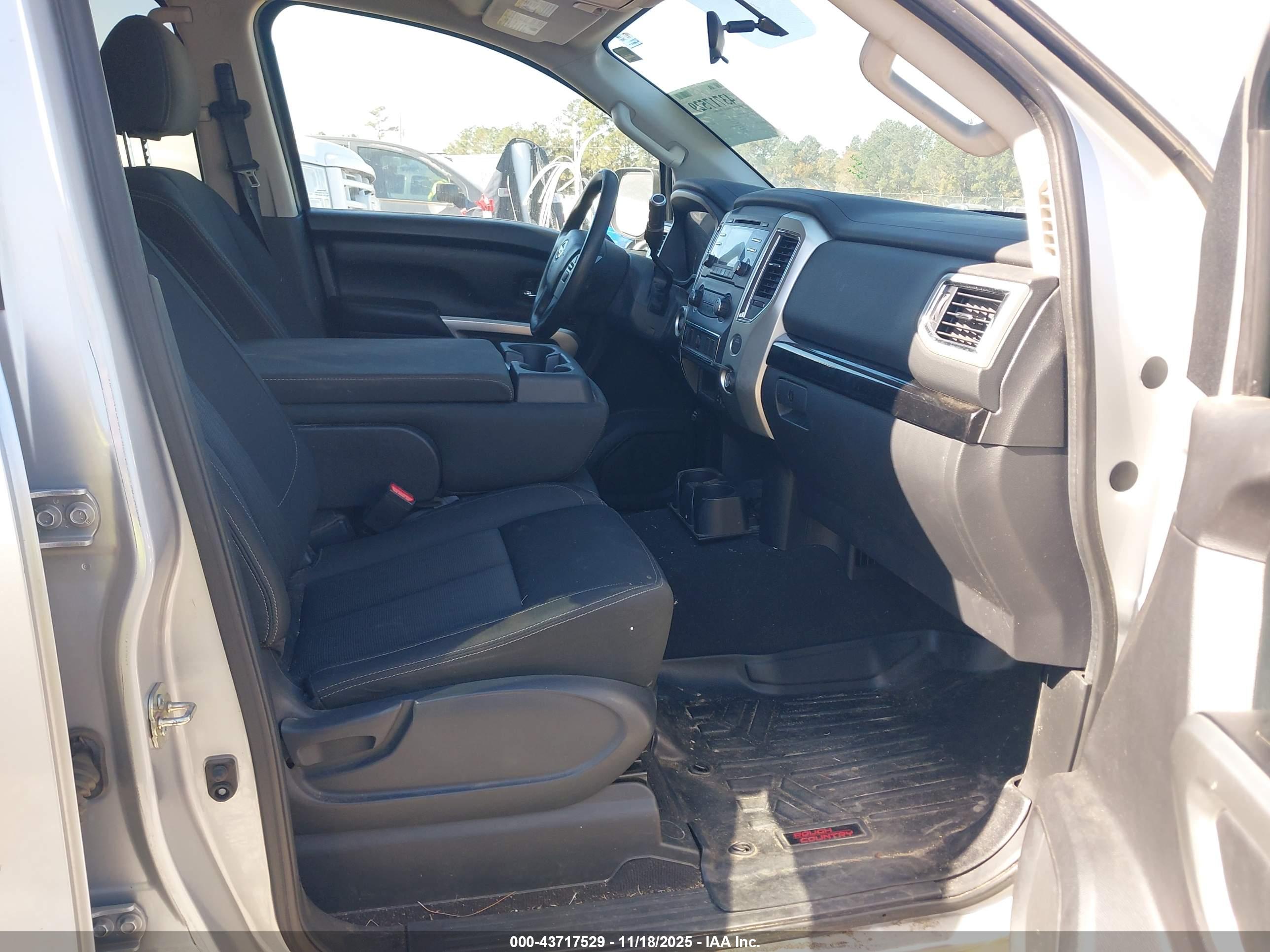NISSAN TITAN image 5