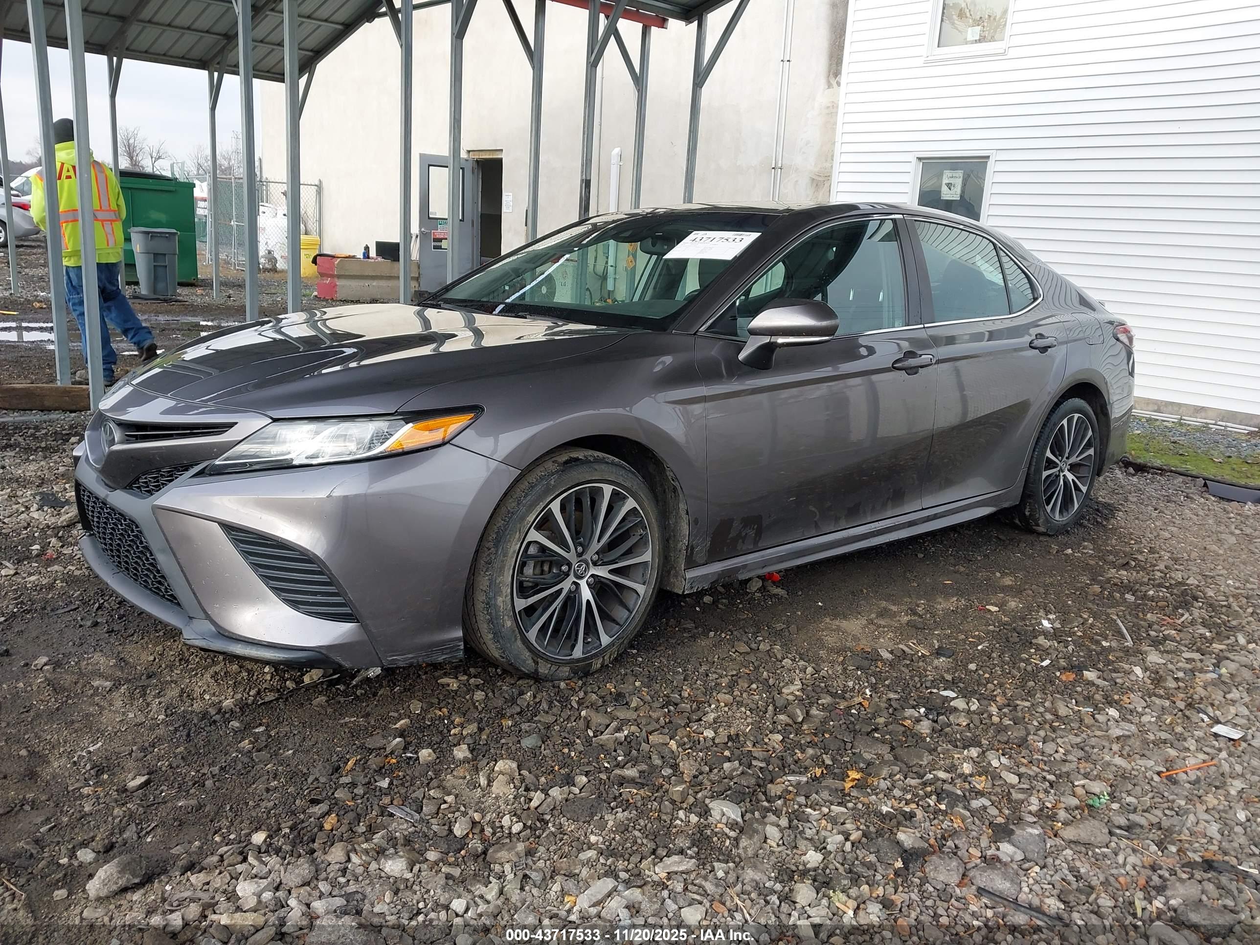 TOYOTA CAMRY image 2