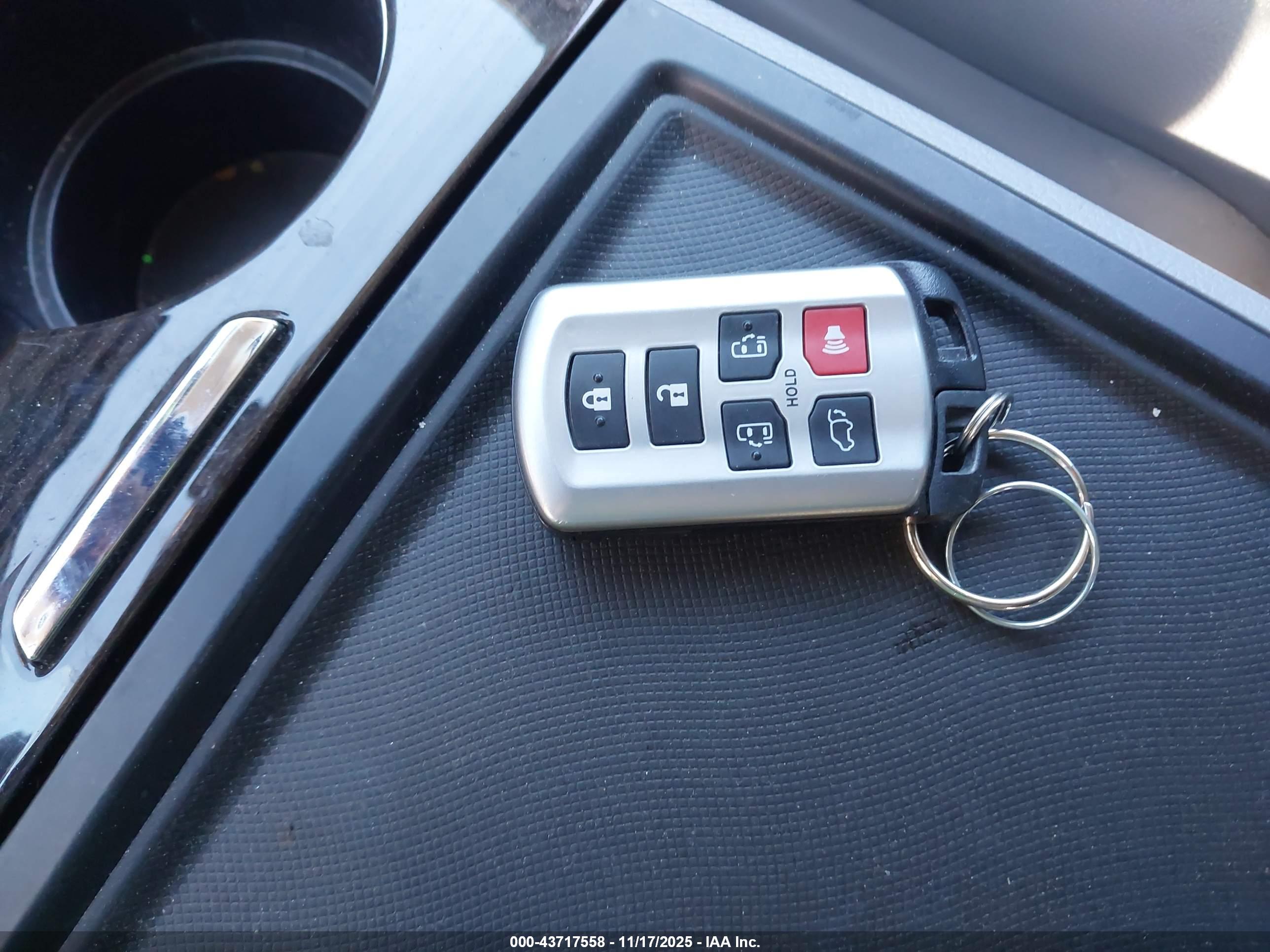 TOYOTA SIENNA image 11