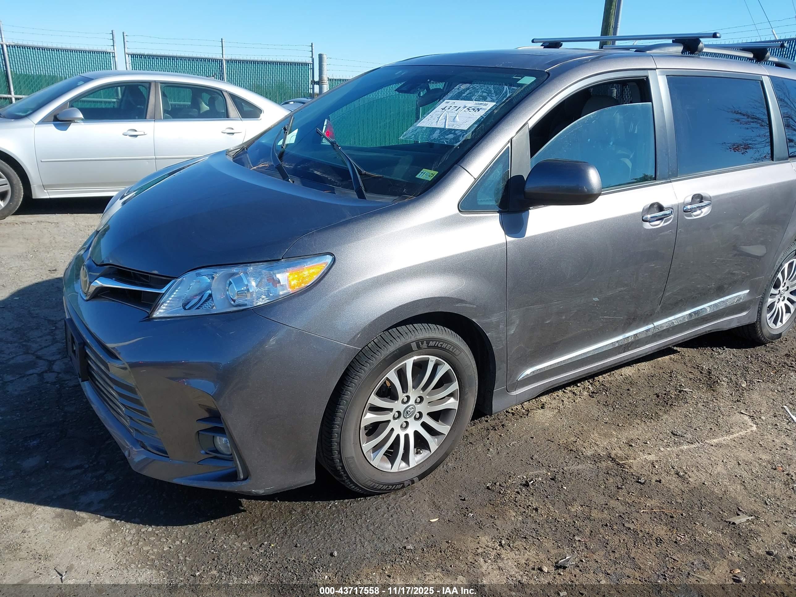 TOYOTA SIENNA image 2