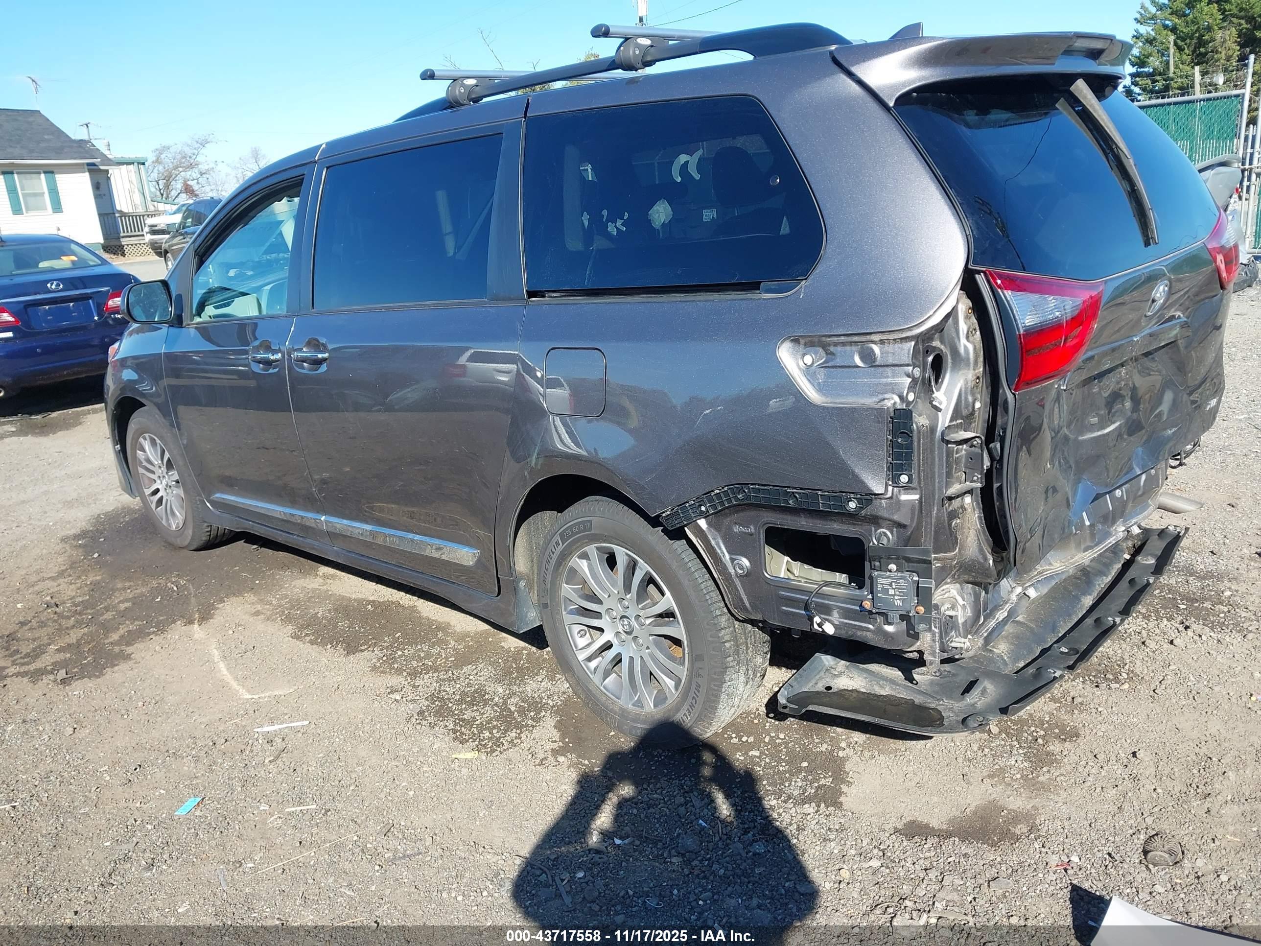 TOYOTA SIENNA image 3