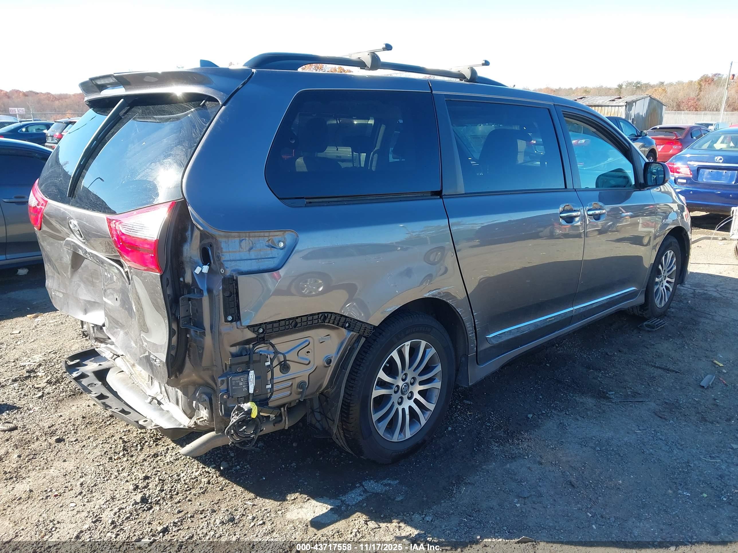 TOYOTA SIENNA image 4