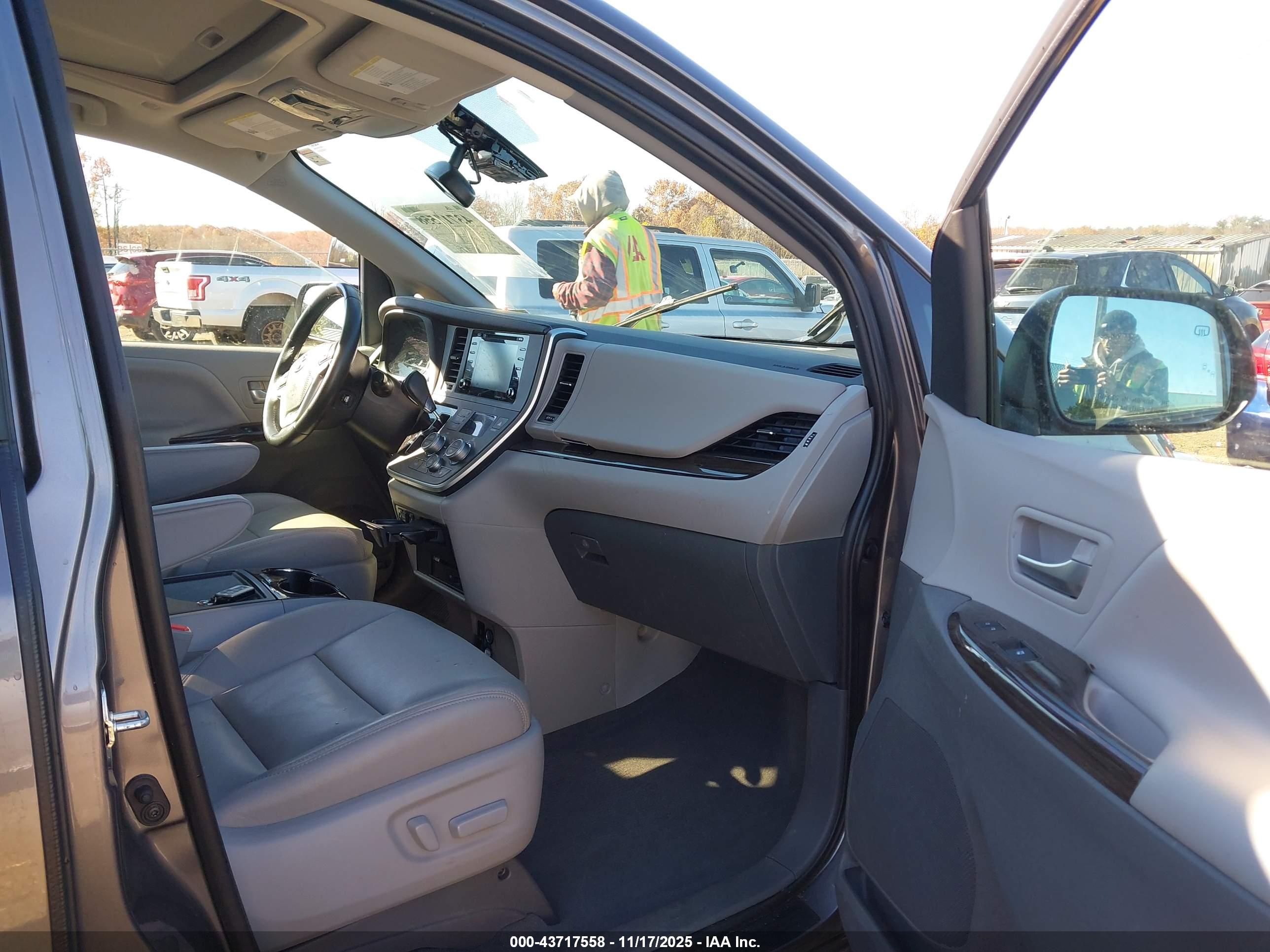 TOYOTA SIENNA image 5