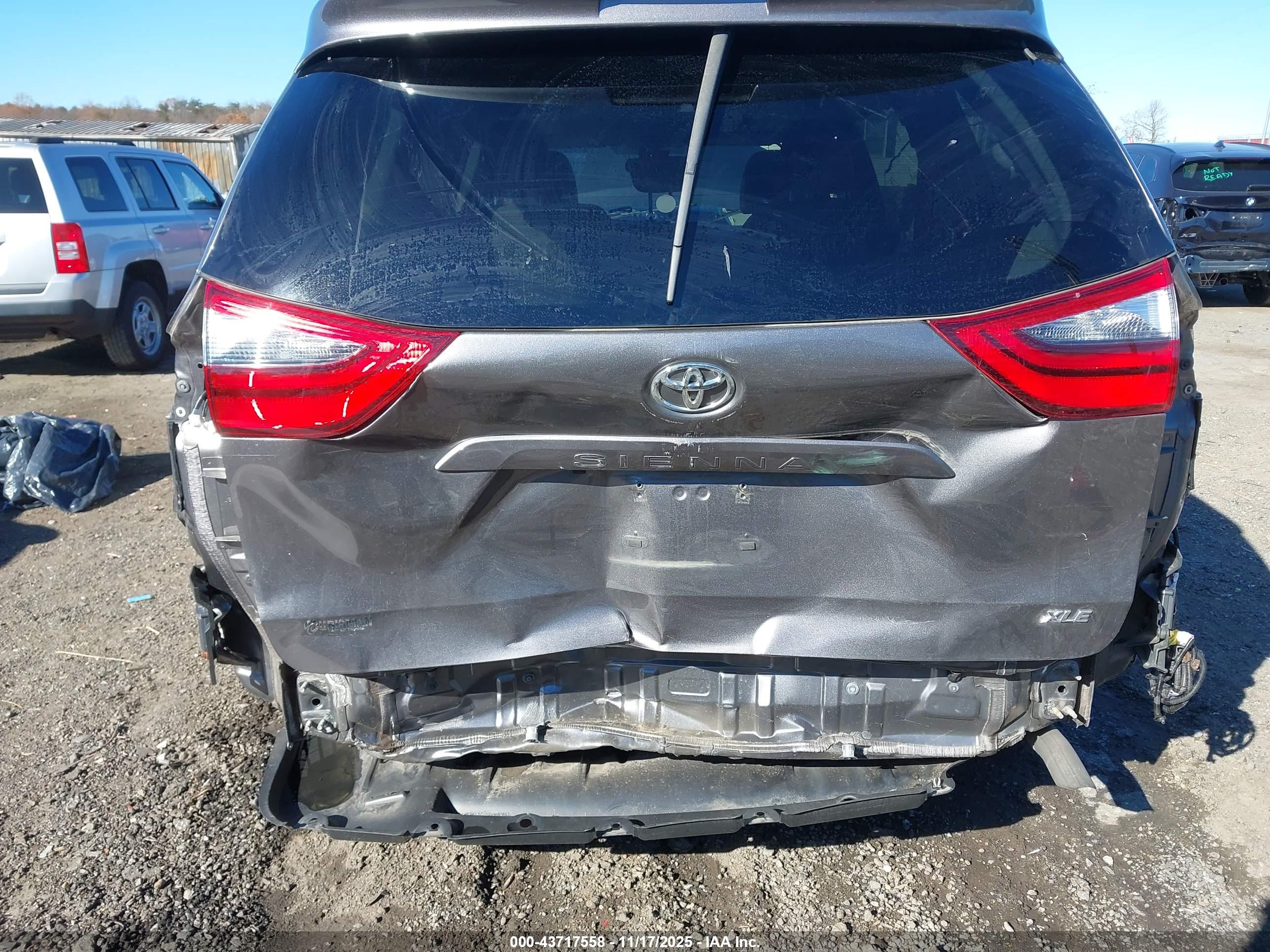 TOYOTA SIENNA image 6