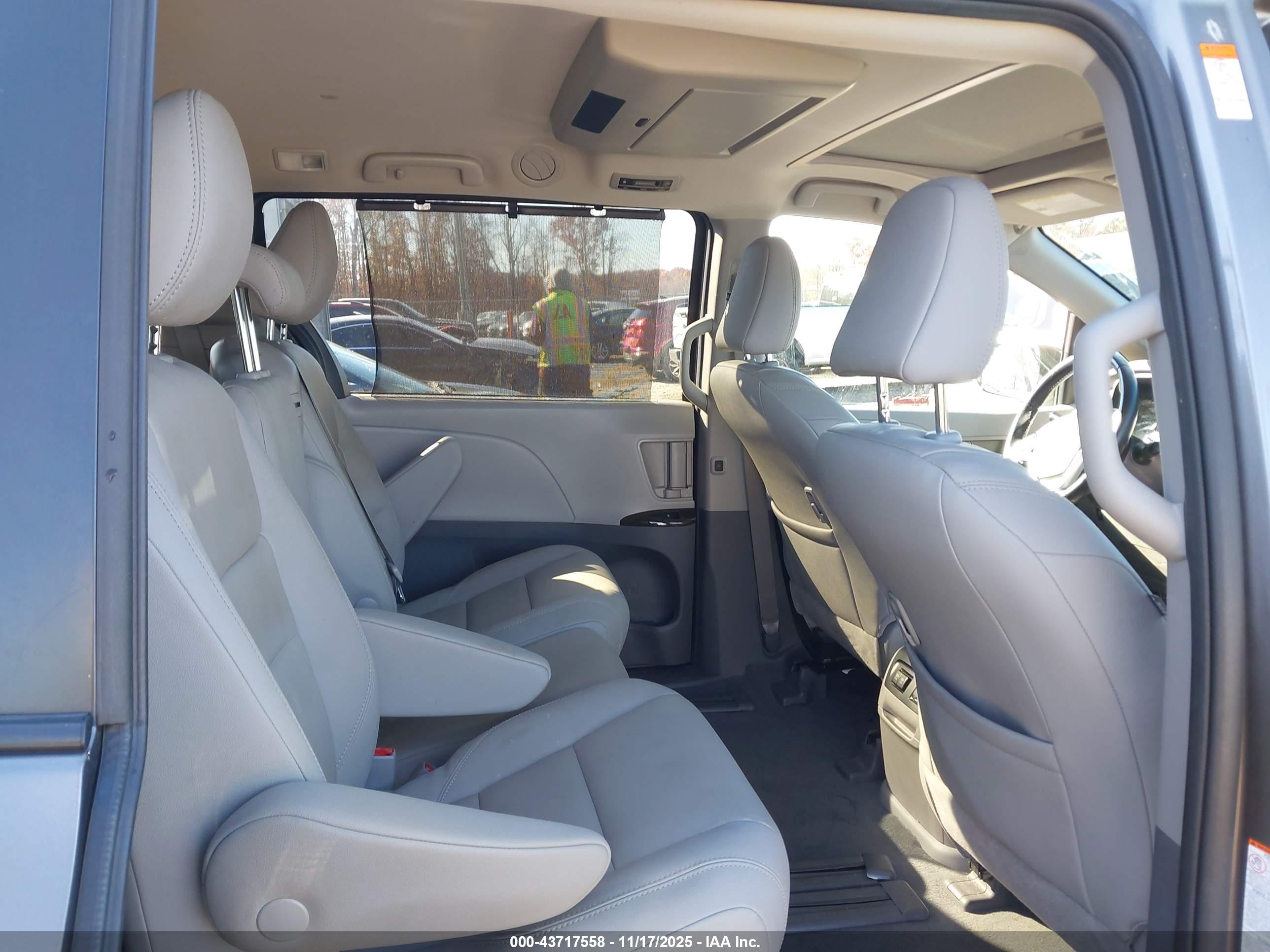 TOYOTA SIENNA image 8