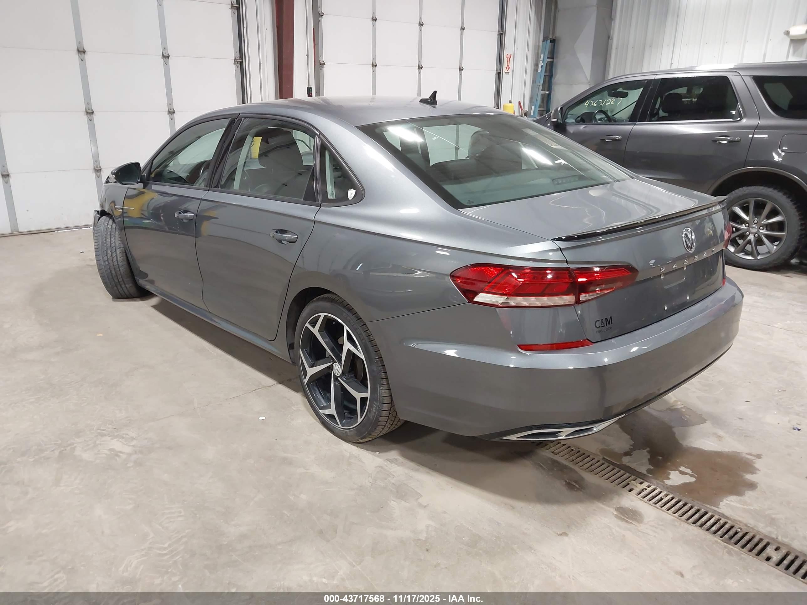VOLKSWAGEN PASSAT image 3