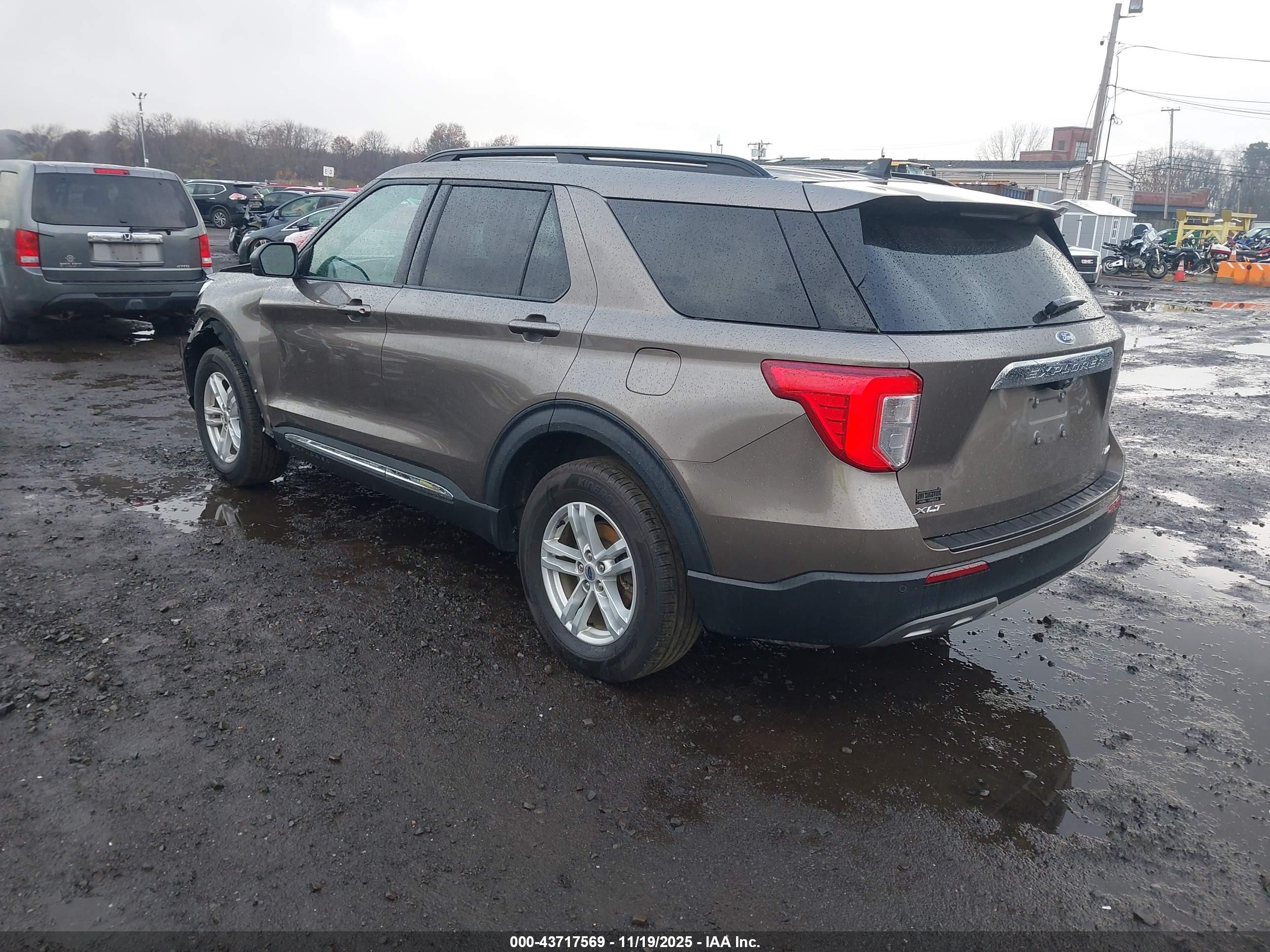 FORD EXPLORER image 3