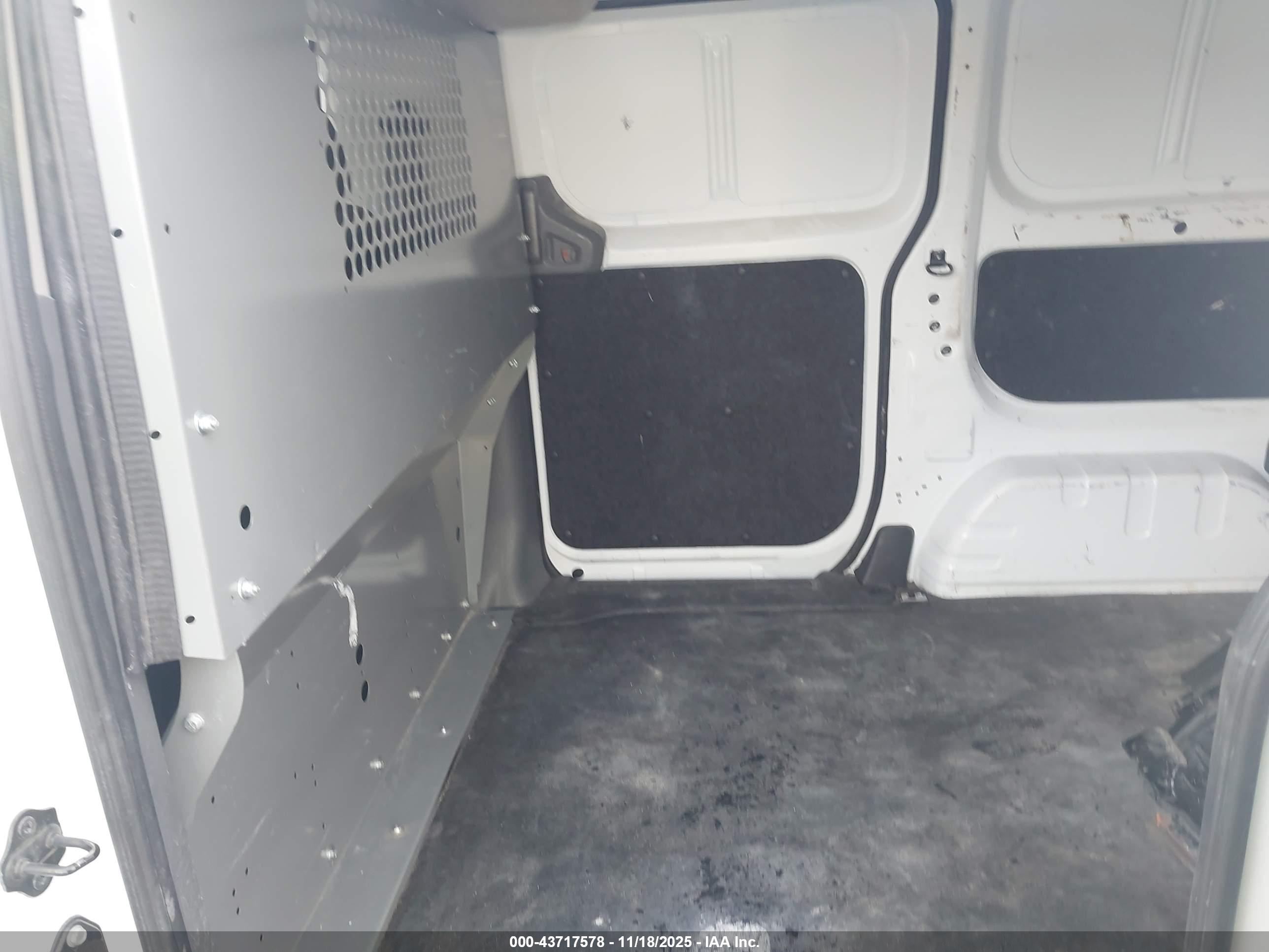 NISSAN NV200 image 8