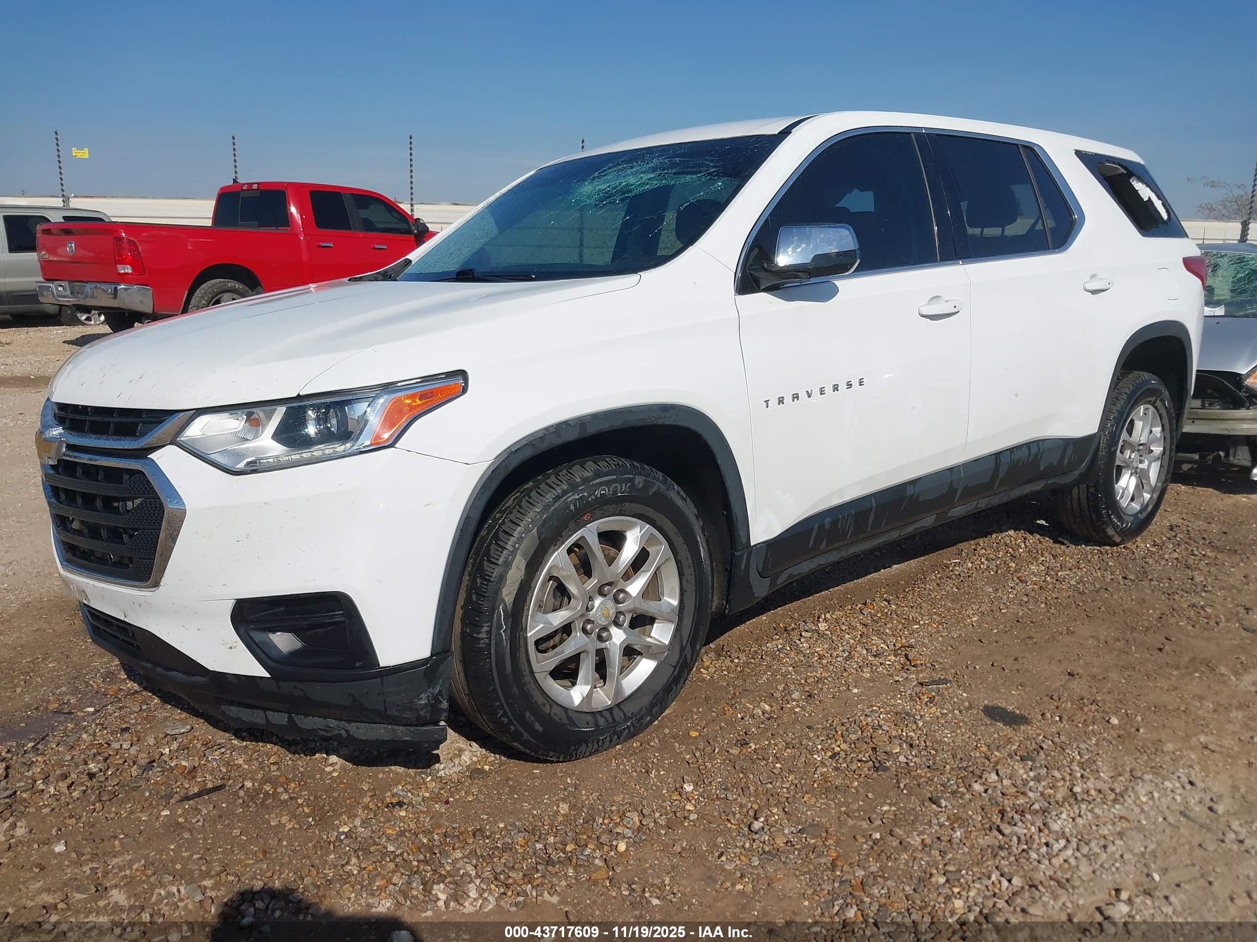 CHEVROLET TRAVERSE image 2