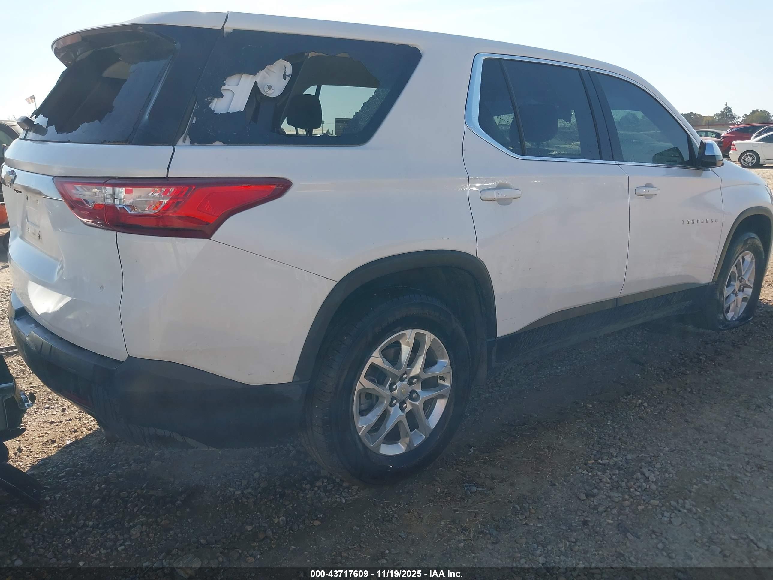 CHEVROLET TRAVERSE image 4