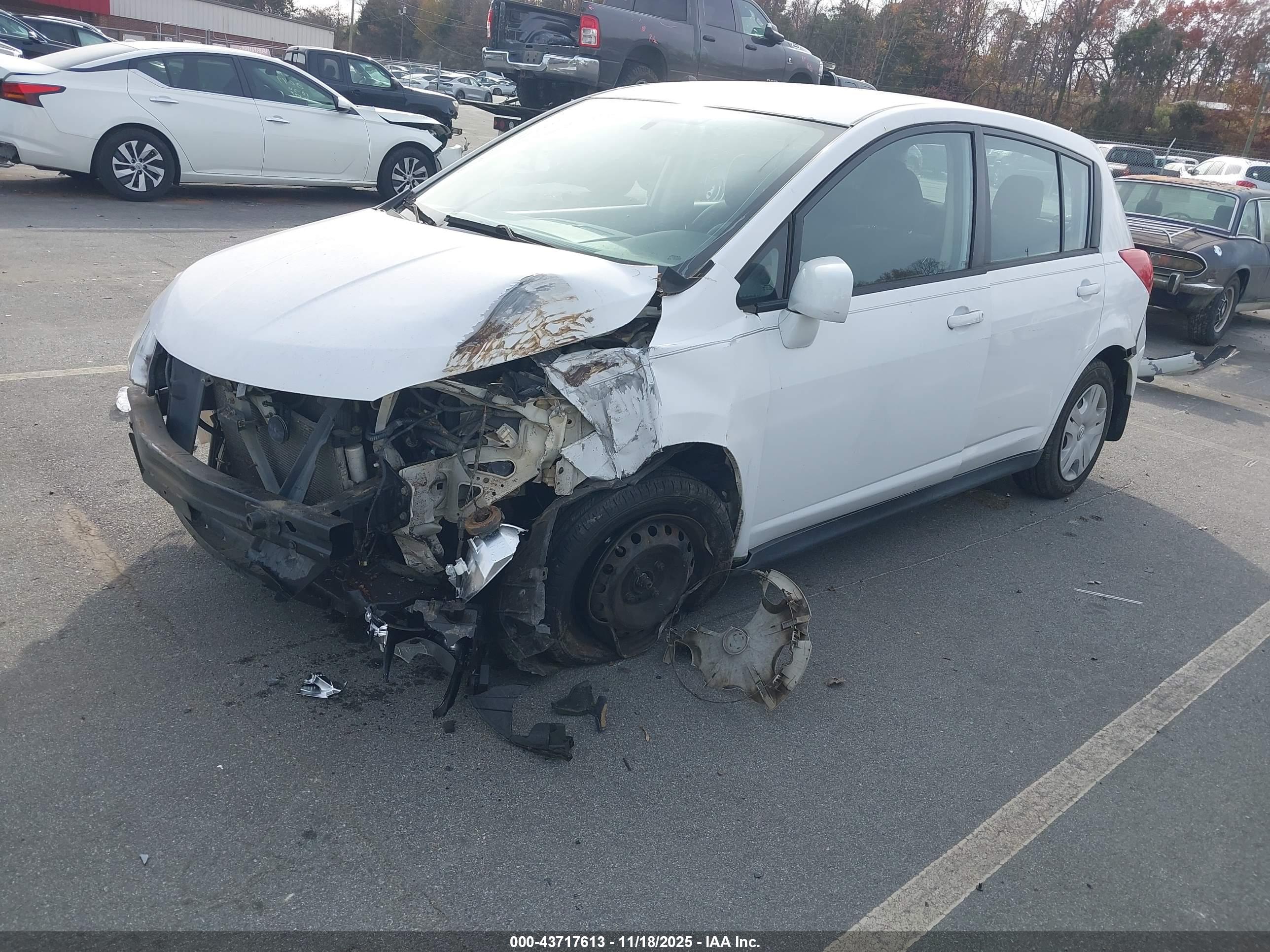 NISSAN VERSA image 2