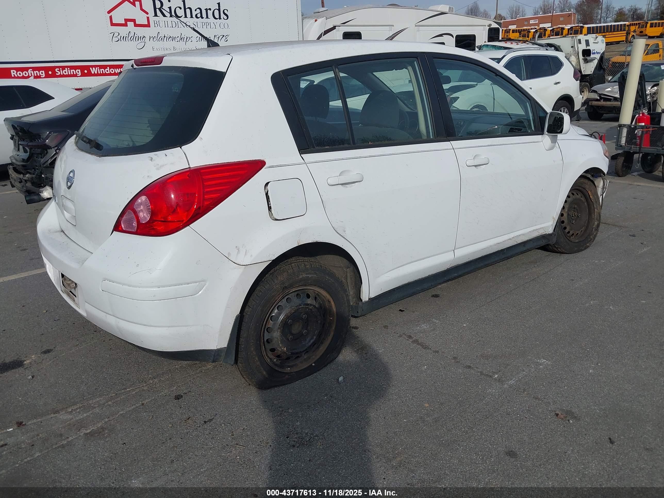 NISSAN VERSA image 4