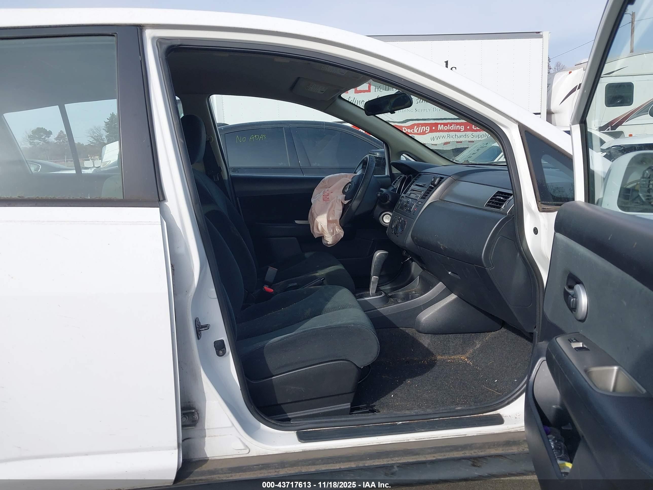 NISSAN VERSA image 5