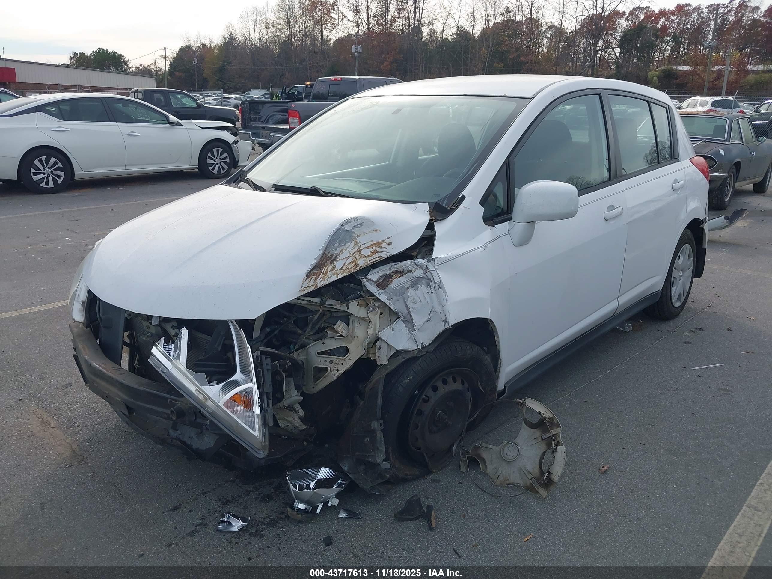 NISSAN VERSA image 6