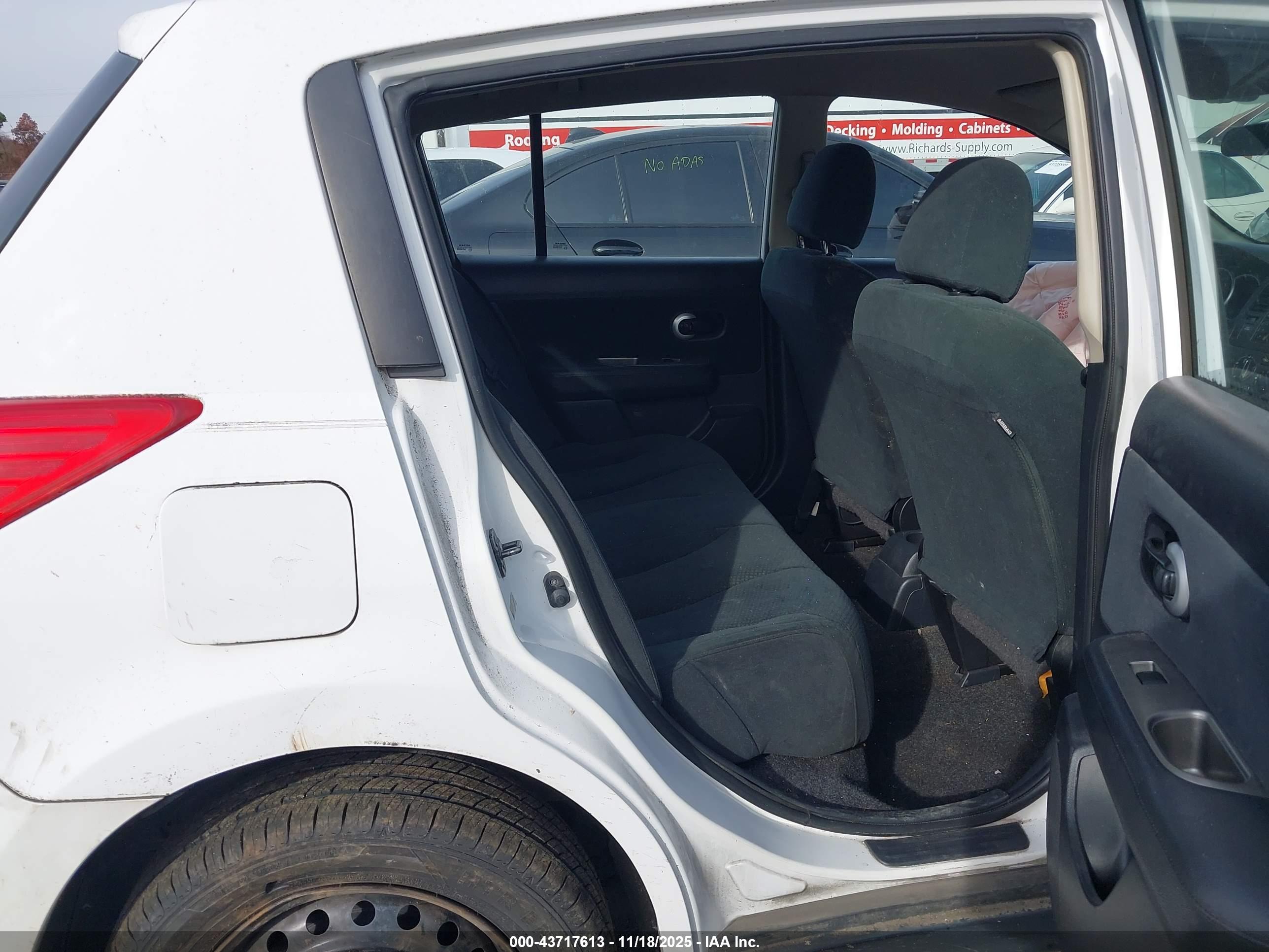 NISSAN VERSA image 8