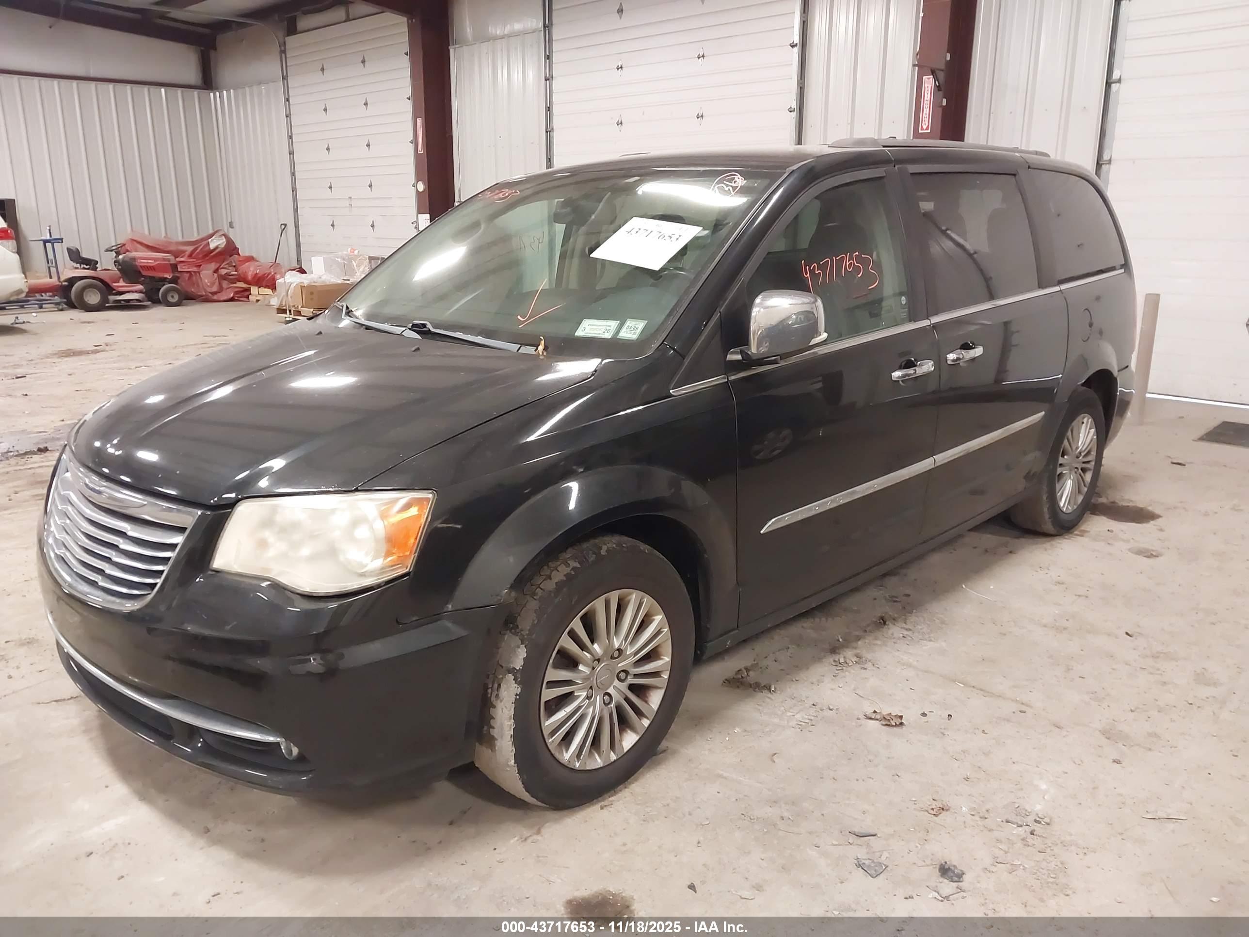 CHRYSLER TOWN image 2