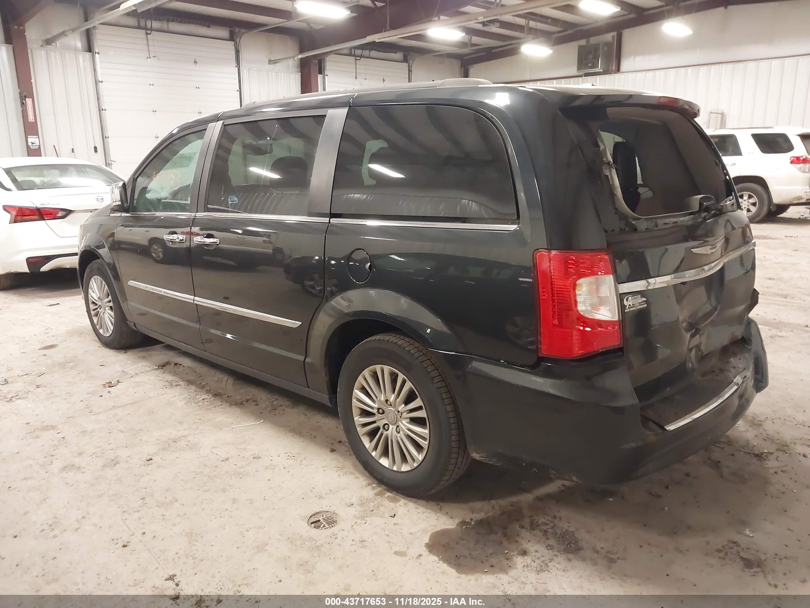 CHRYSLER TOWN image 3