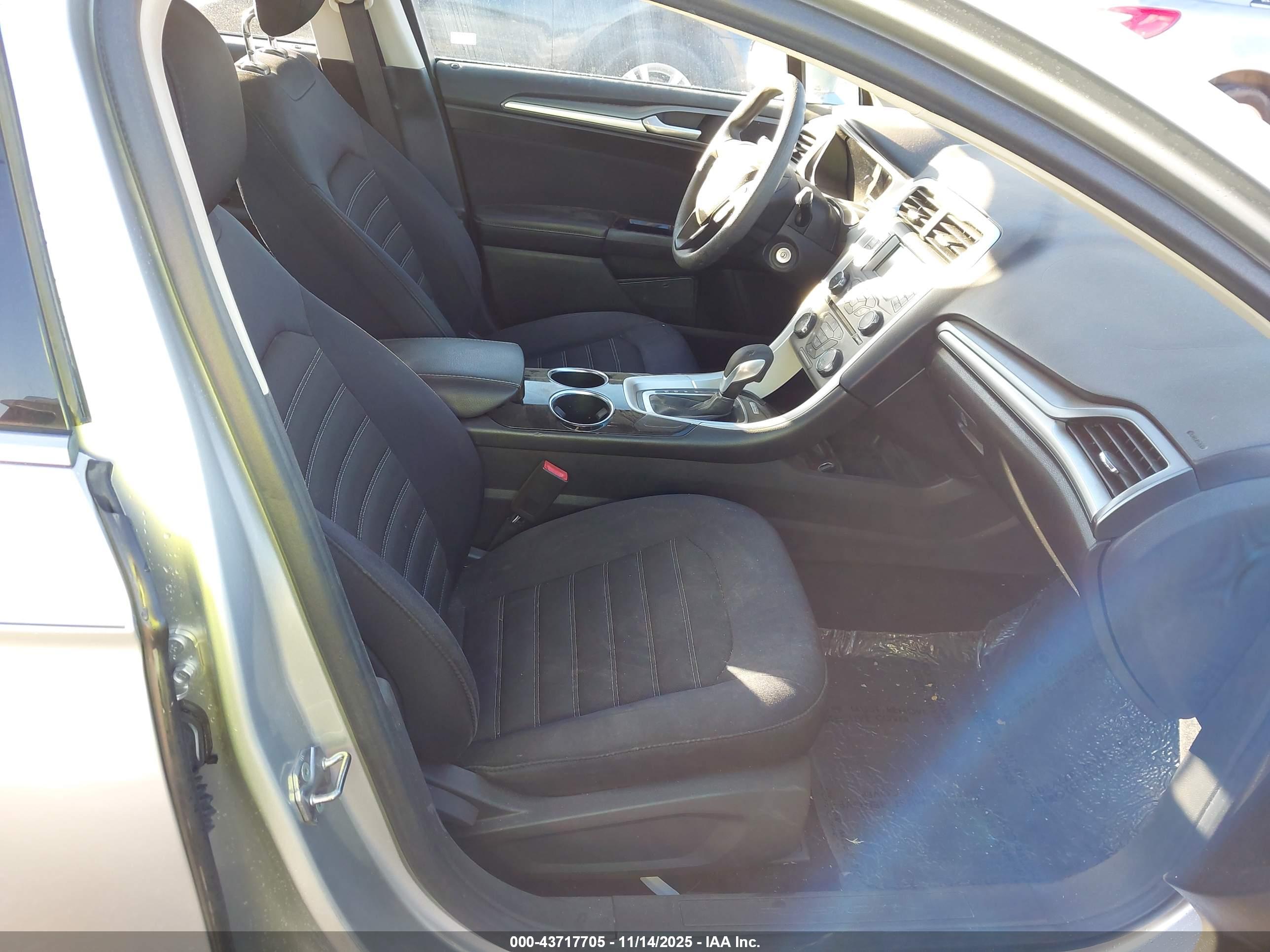 FORD FUSION image 5