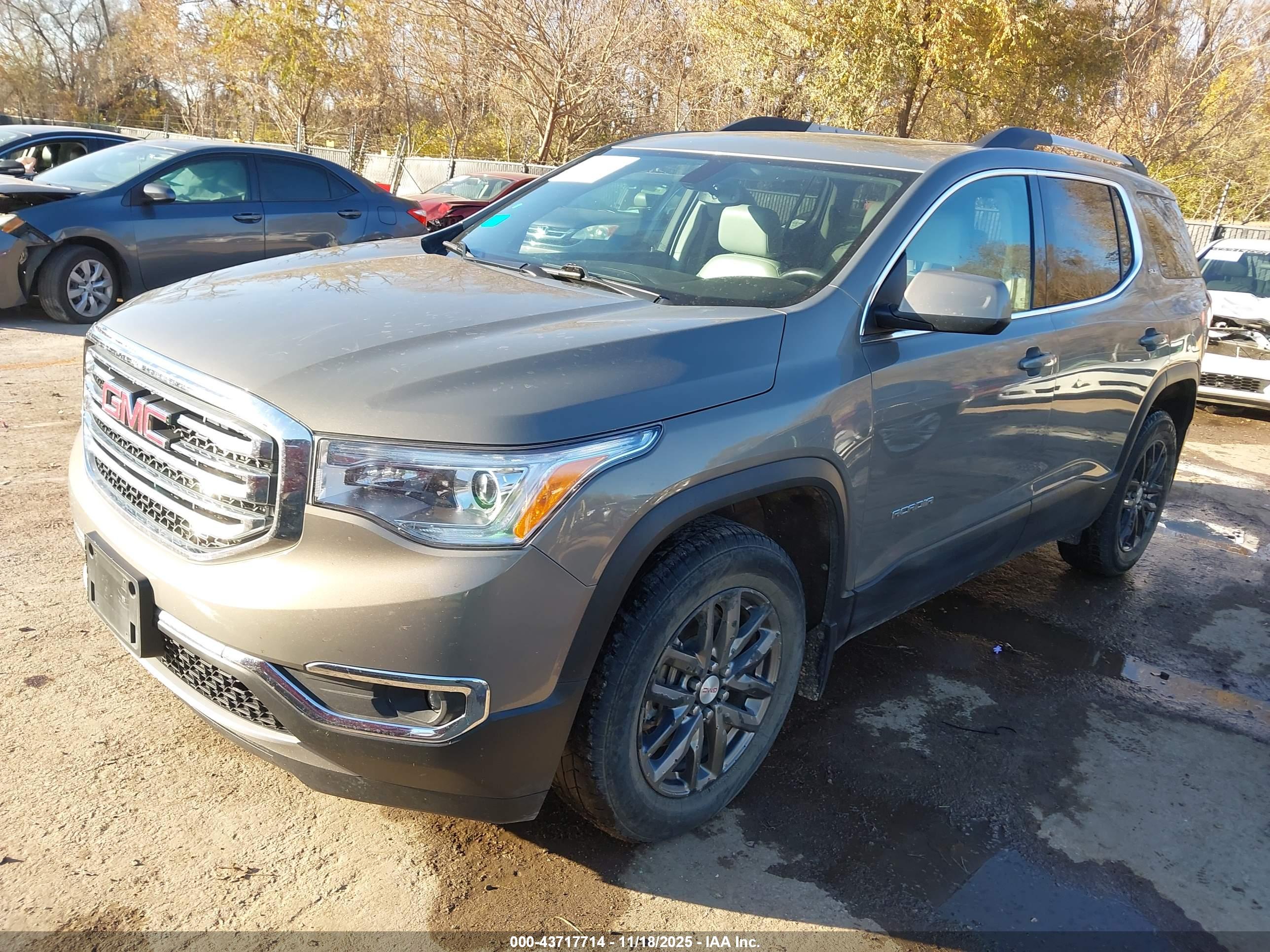 GMC ACADIA image 2
