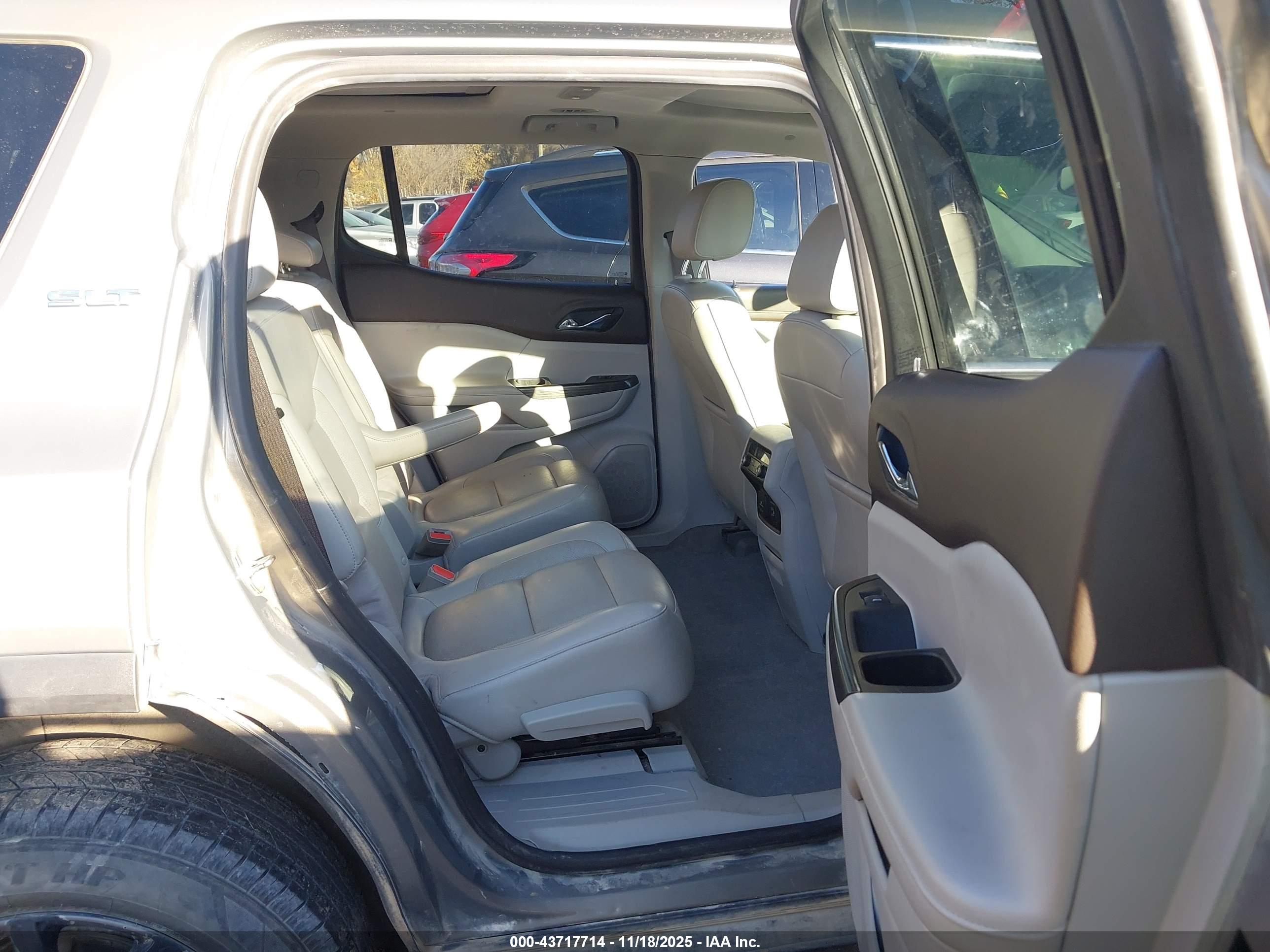 GMC ACADIA image 8