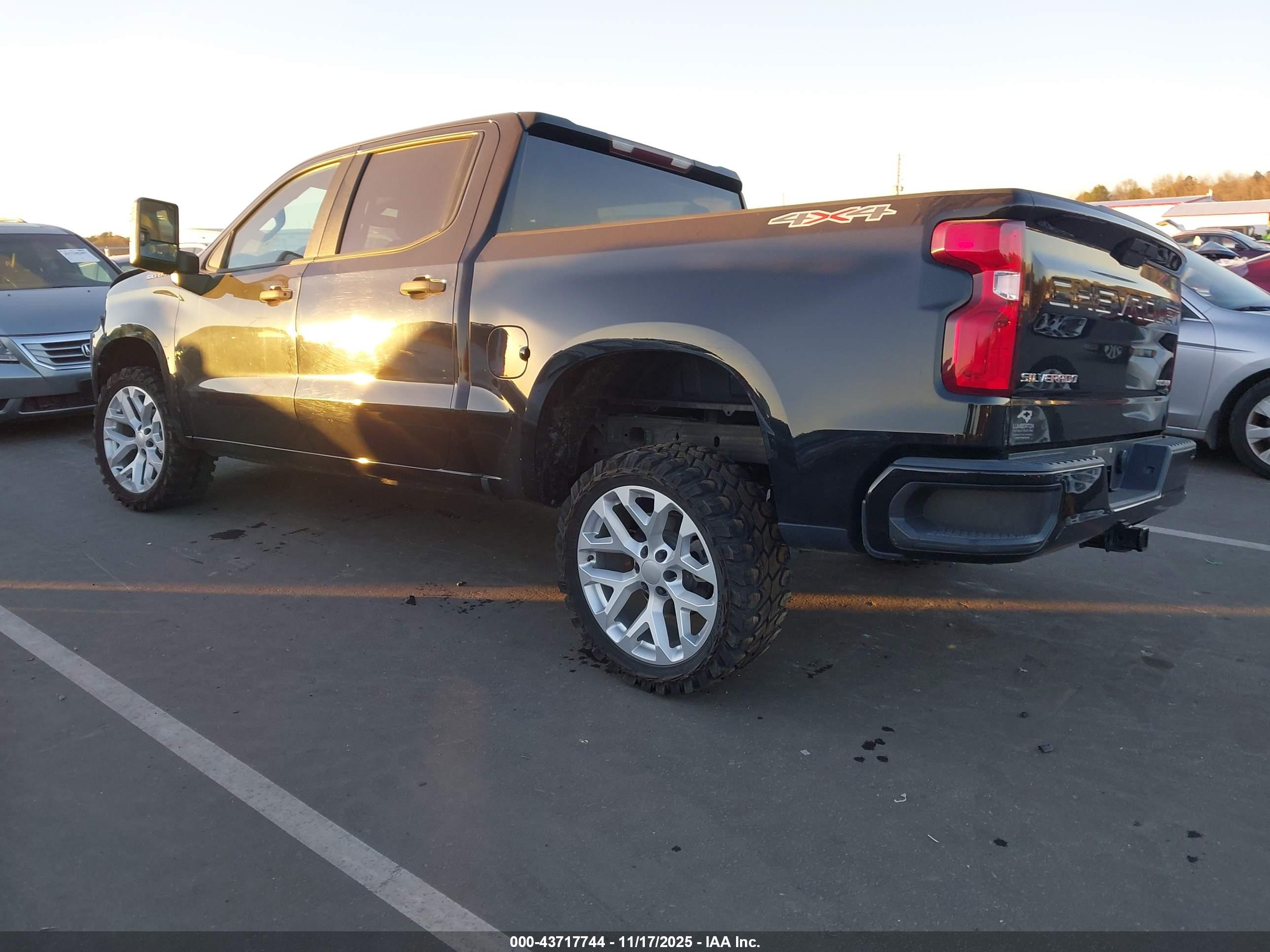 CHEVROLET SILVERADO image 3