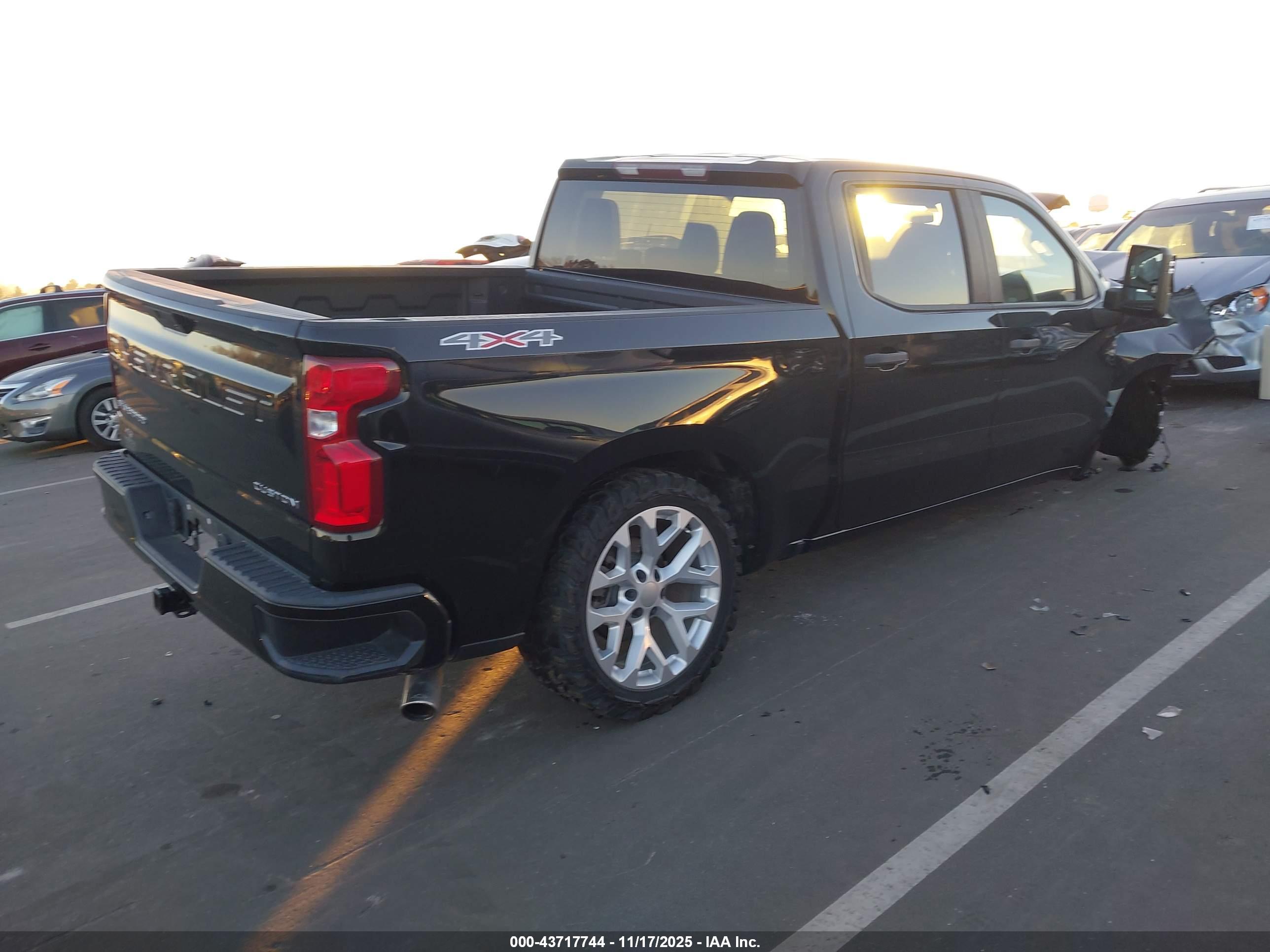 CHEVROLET SILVERADO image 4