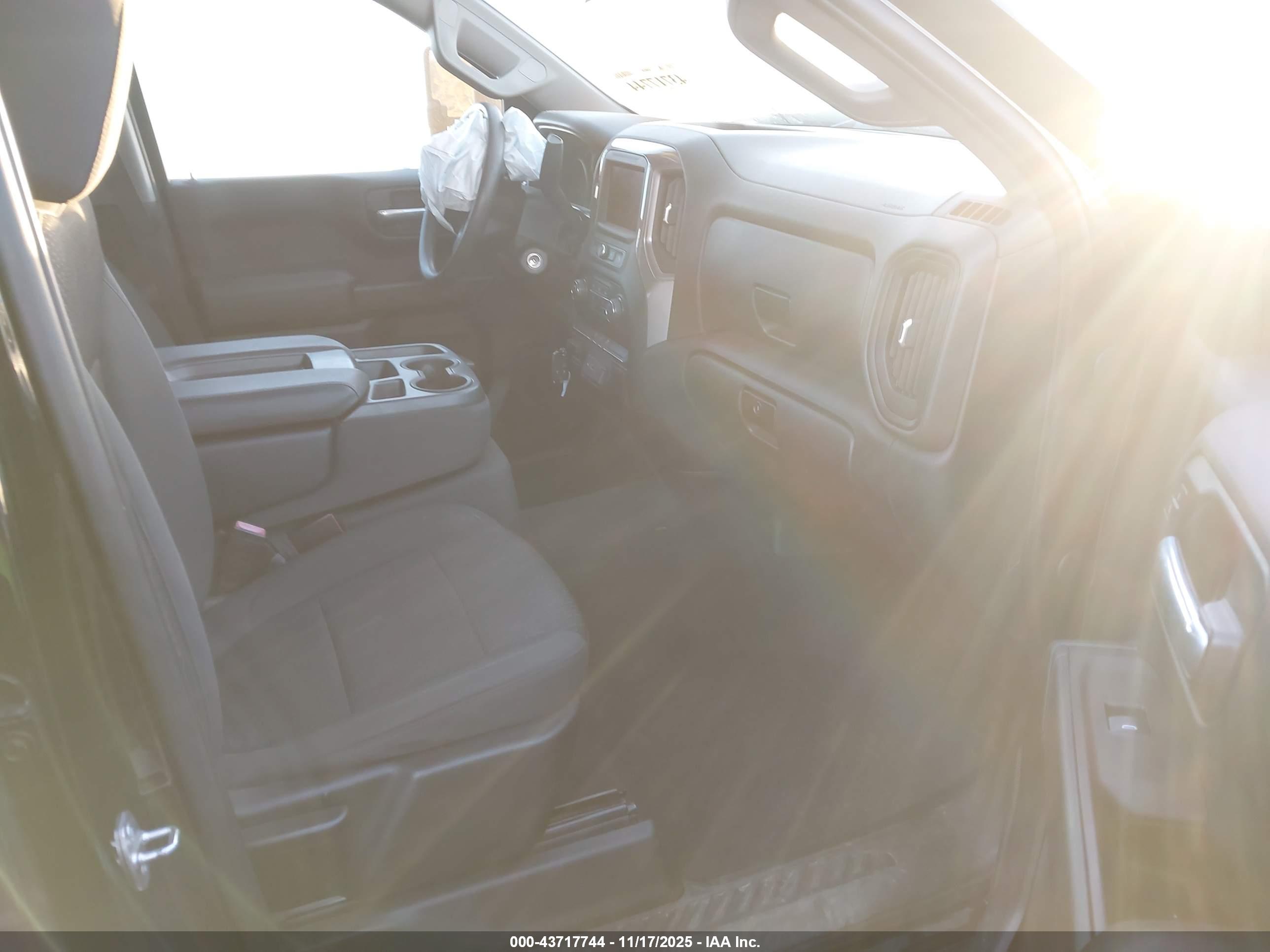 CHEVROLET SILVERADO image 5