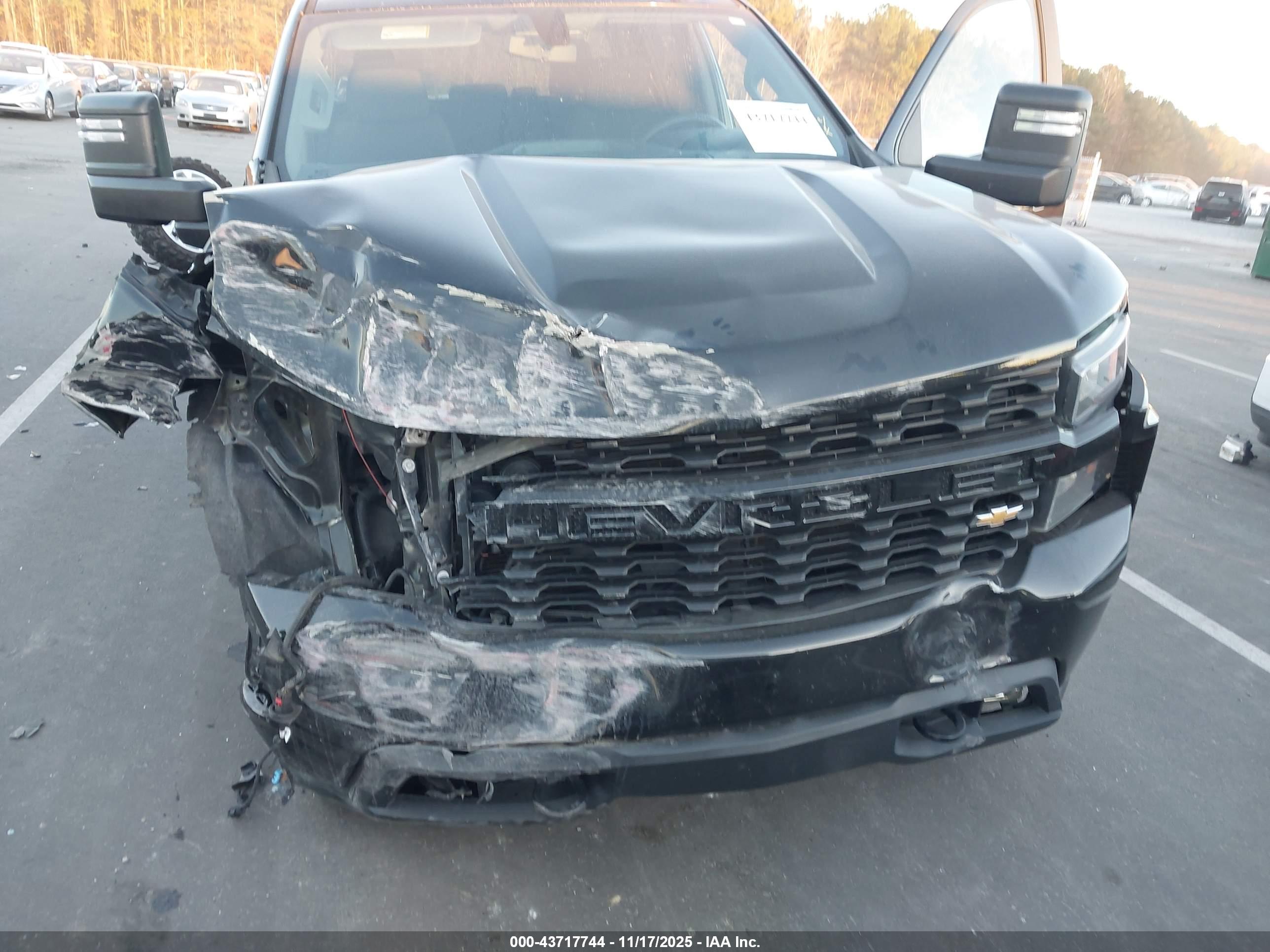 CHEVROLET SILVERADO image 6