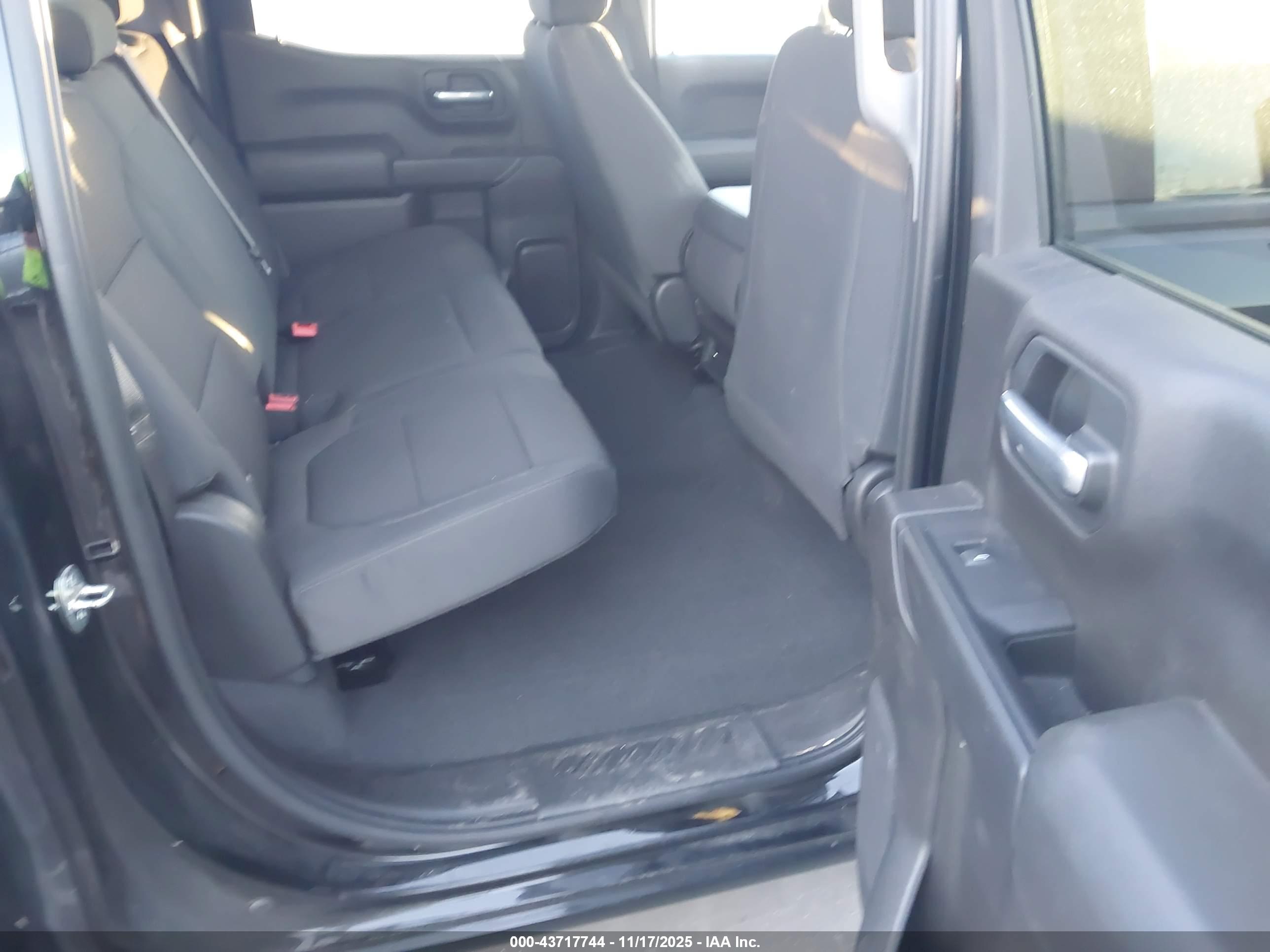 CHEVROLET SILVERADO image 8