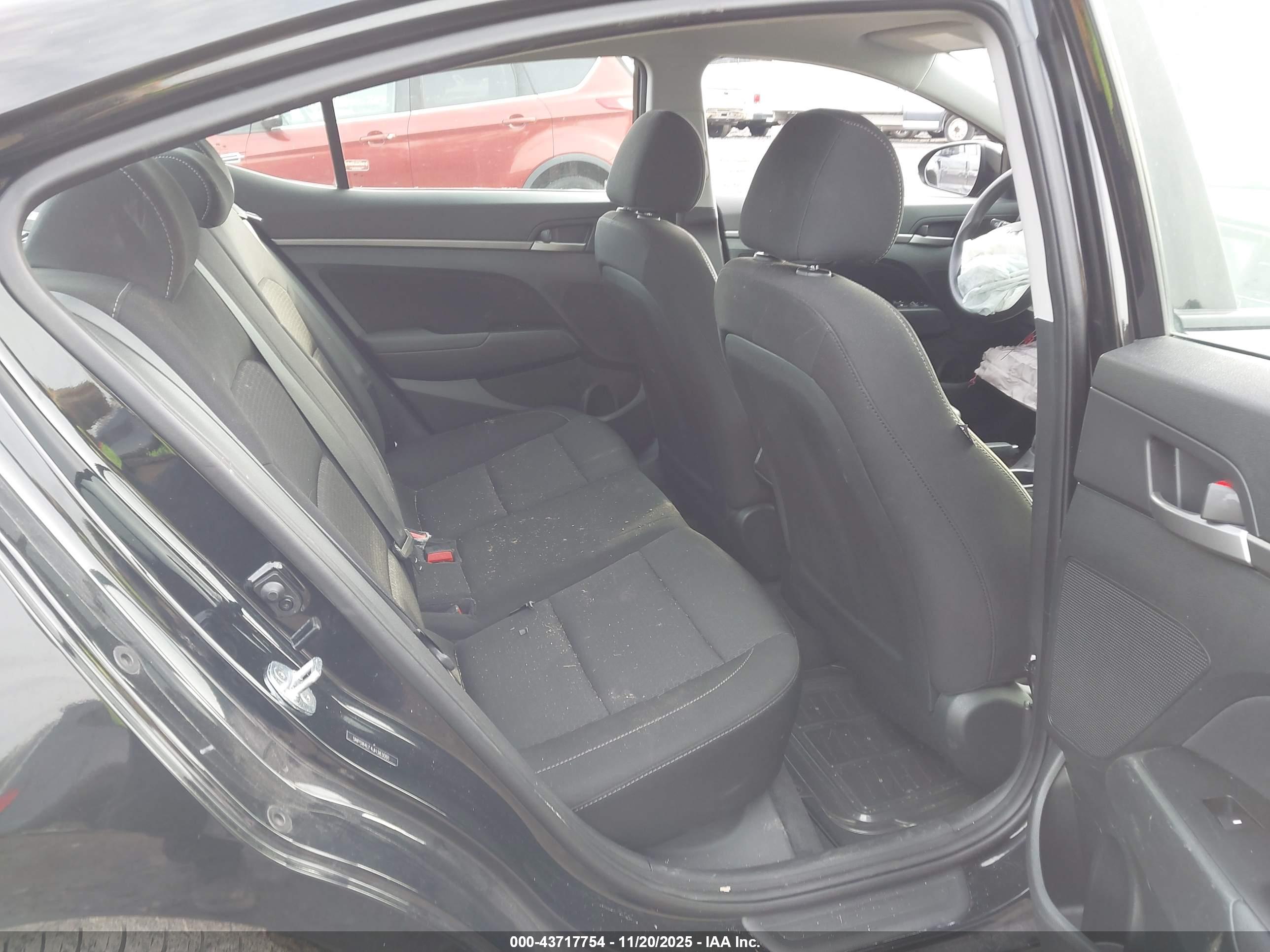 HYUNDAI ELANTRA image 8