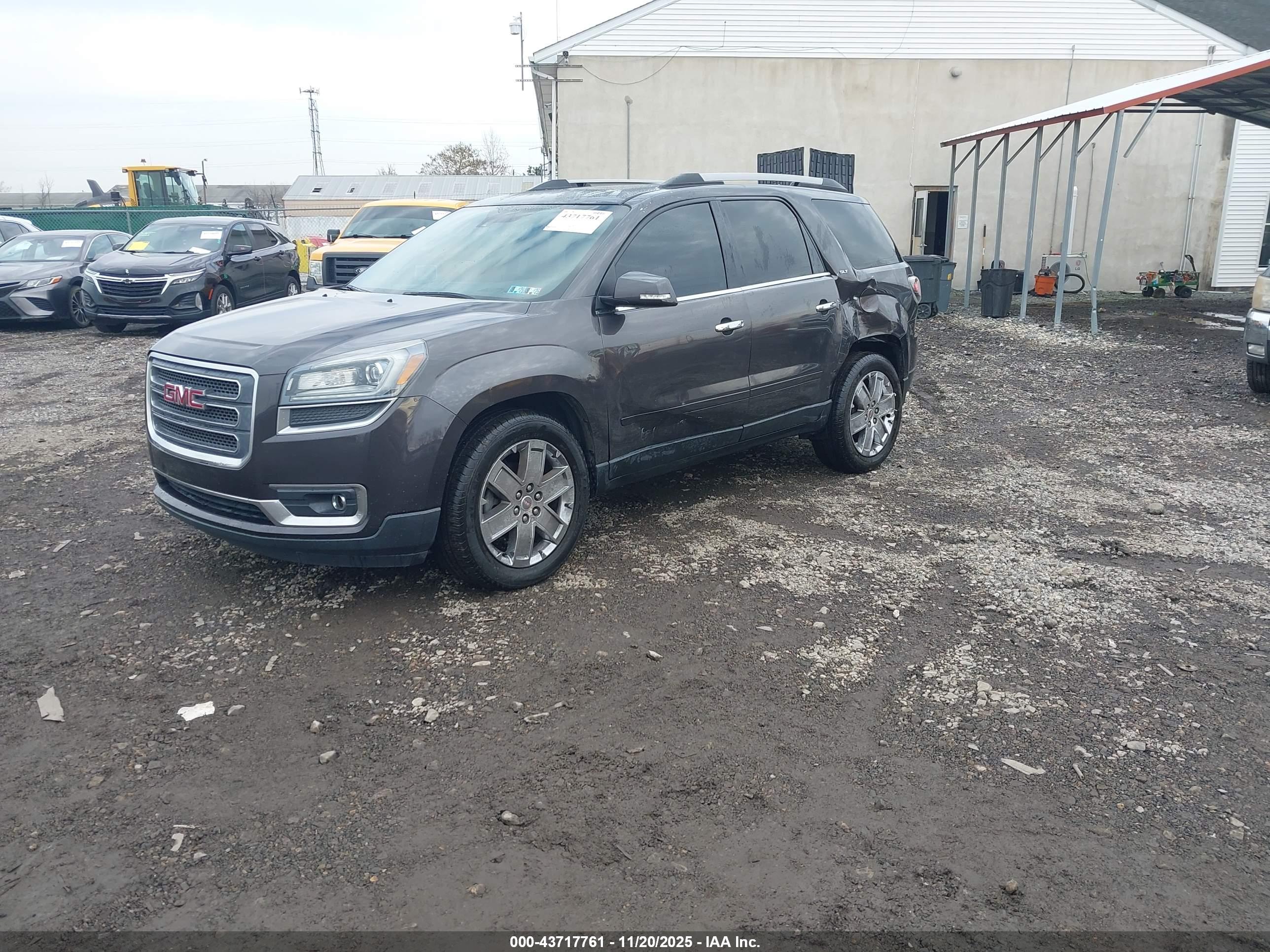 GMC ACADIA image 2